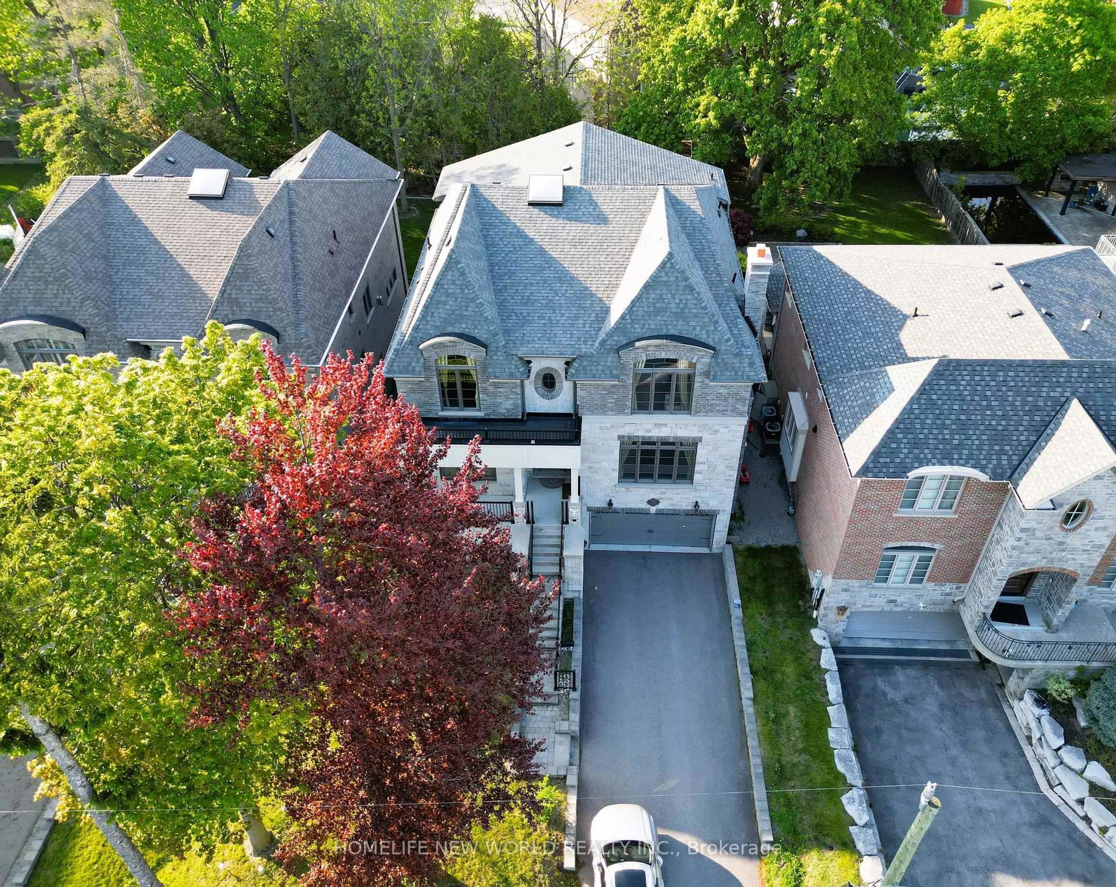 A pic from outside/outdoor area/front of a property/back of a property/a pic from drone, street for 10 Stancroft Dr, Richmond Hill Ontario L4C 4N1