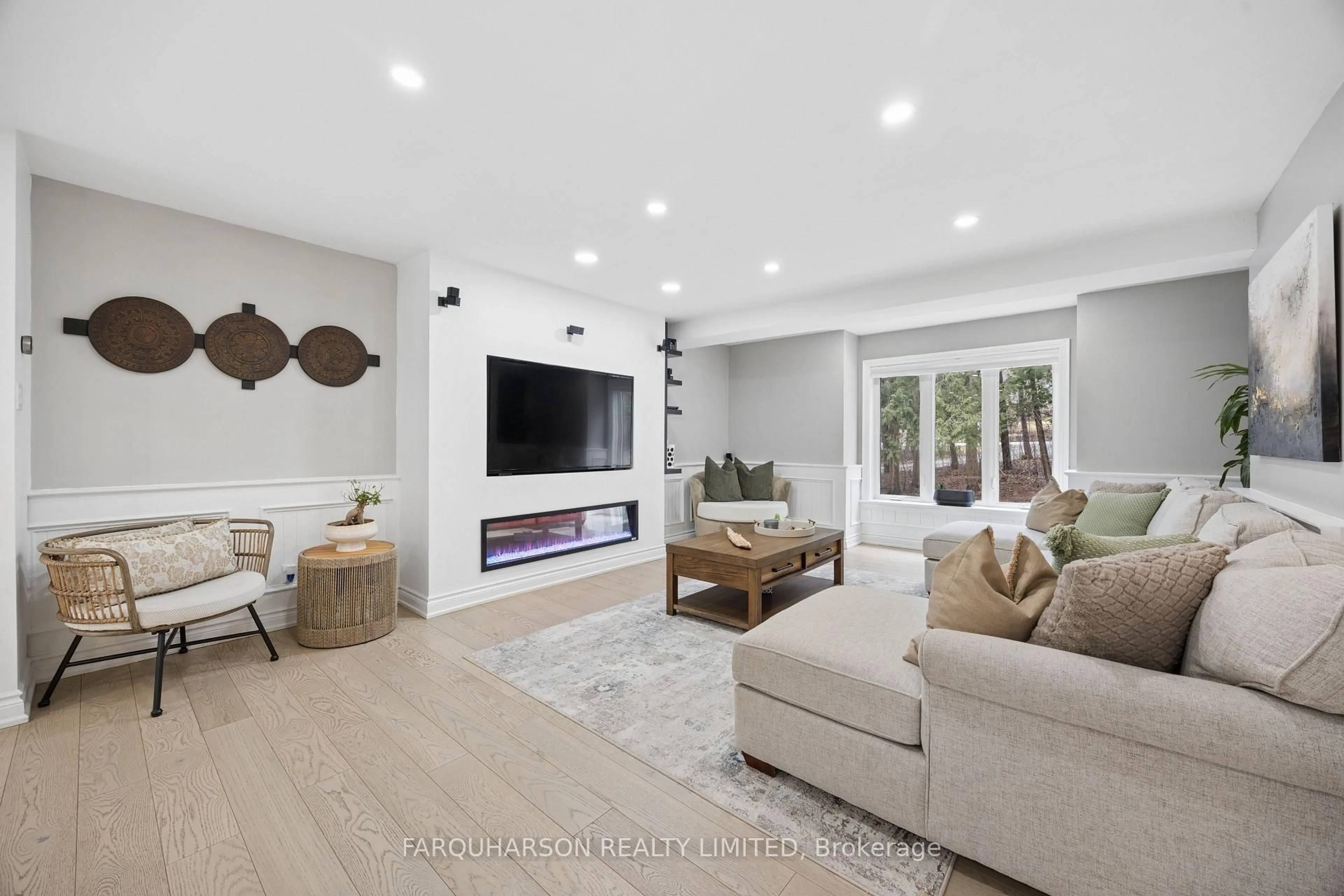 Living room with furniture, unknown for 1 Foxlair Crt, Whitchurch-Stouffville Ontario L4A 2L4