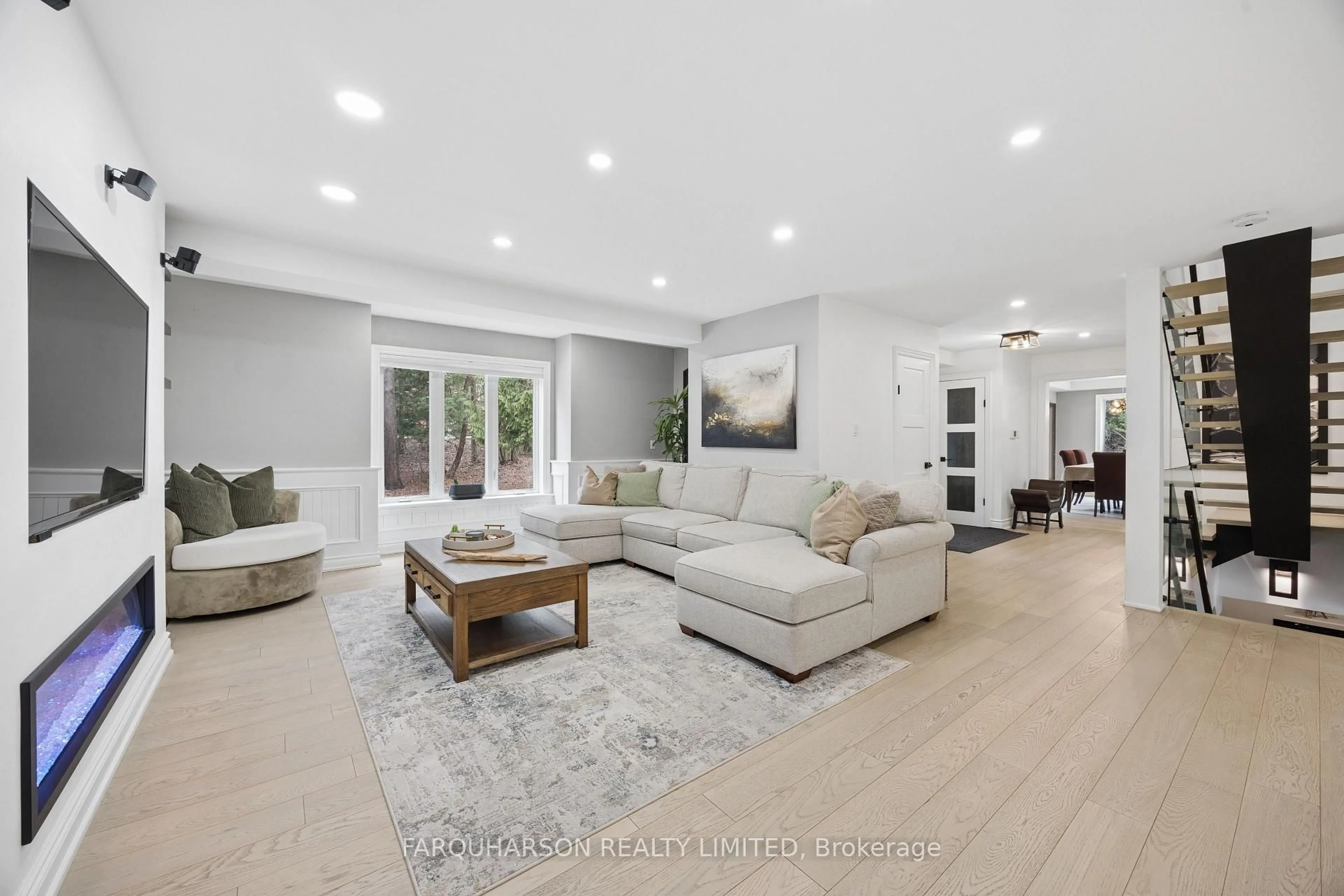 Living room with furniture, unknown for 1 Foxlair Crt, Whitchurch-Stouffville Ontario L4A 2L4