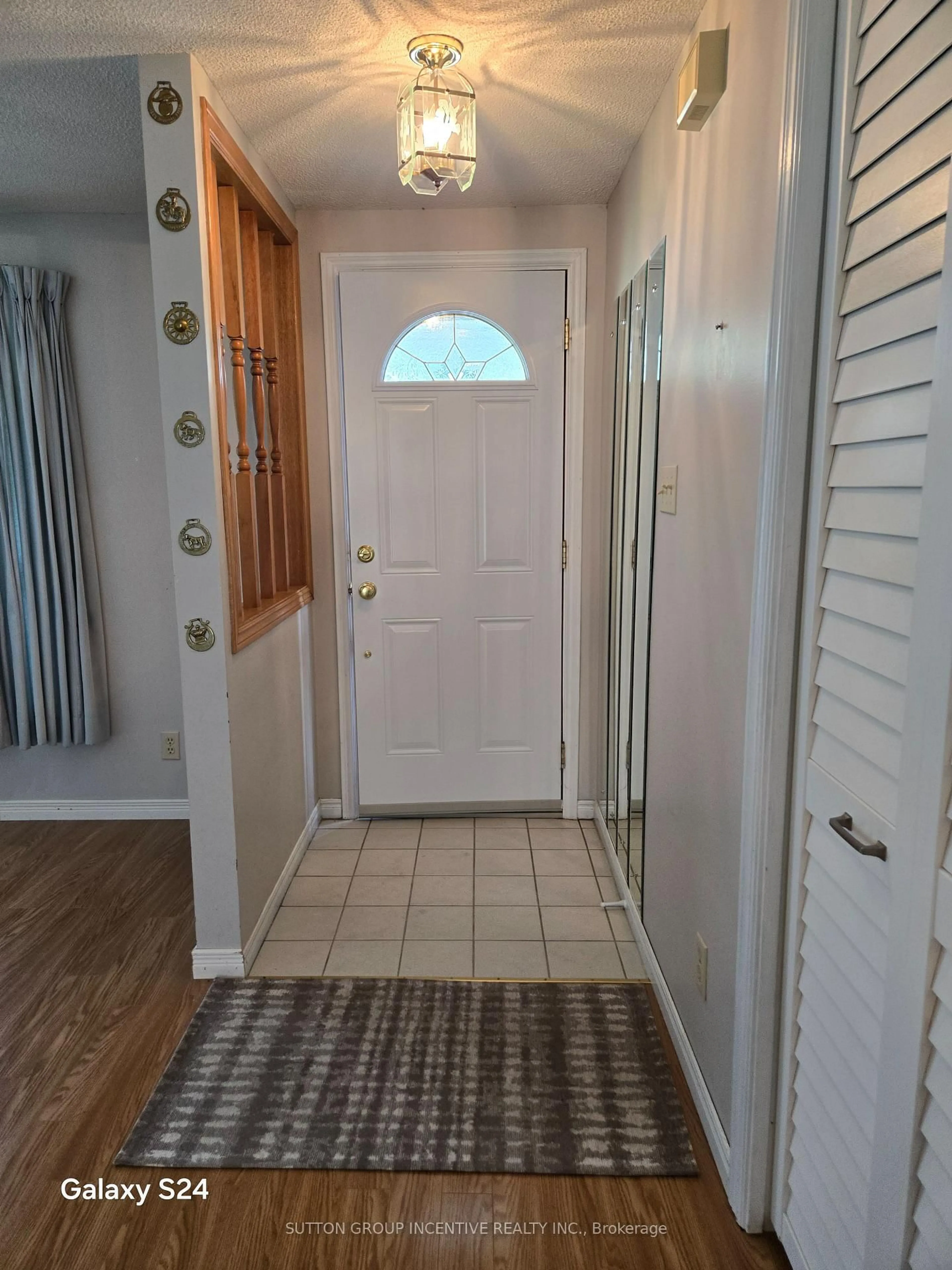 Indoor entryway for 36 Weeping Willow Dr, Innisfil Ontario L9S 1P1