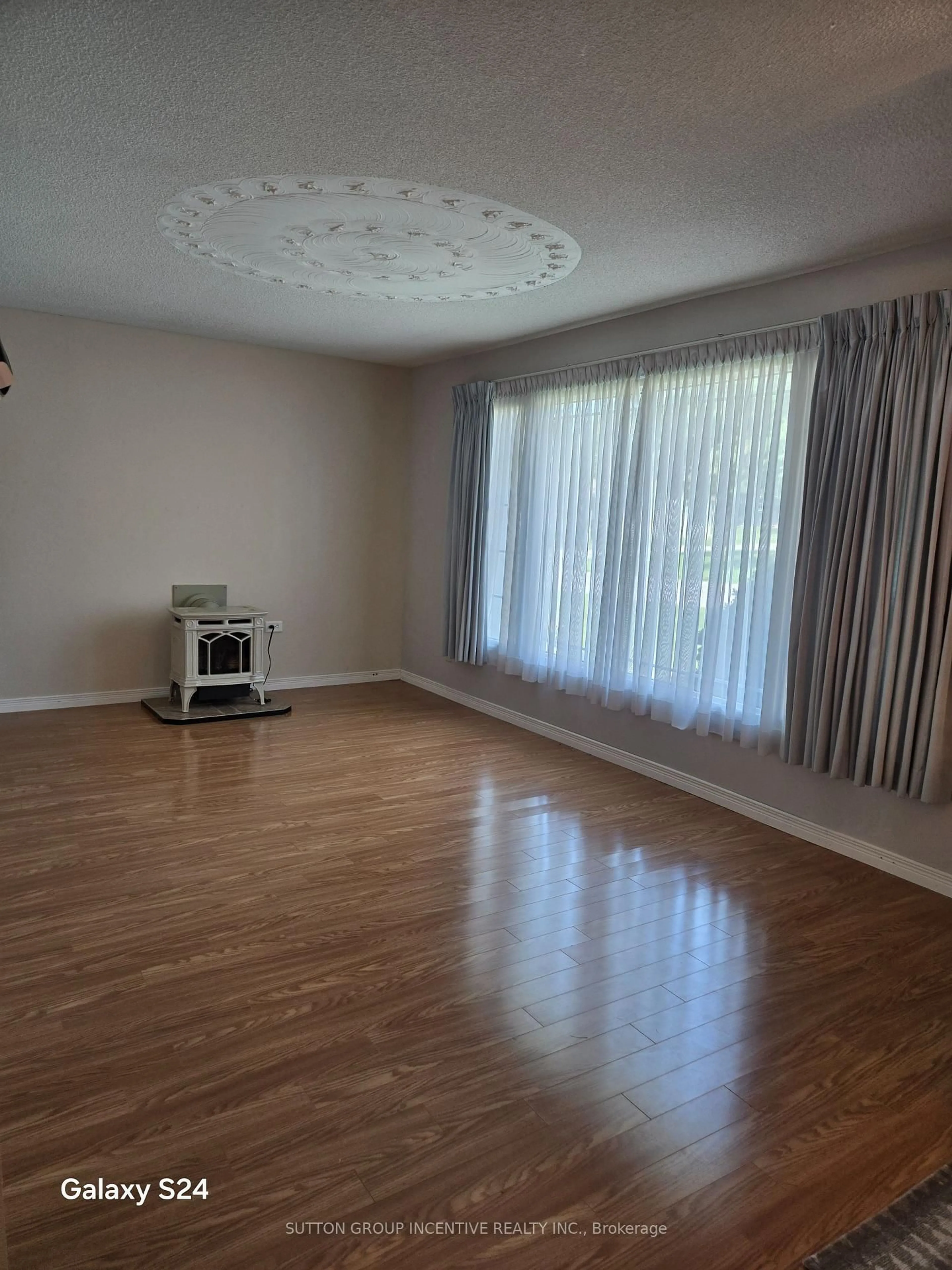 A pic of a room for 36 Weeping Willow Dr, Innisfil Ontario L9S 1P1