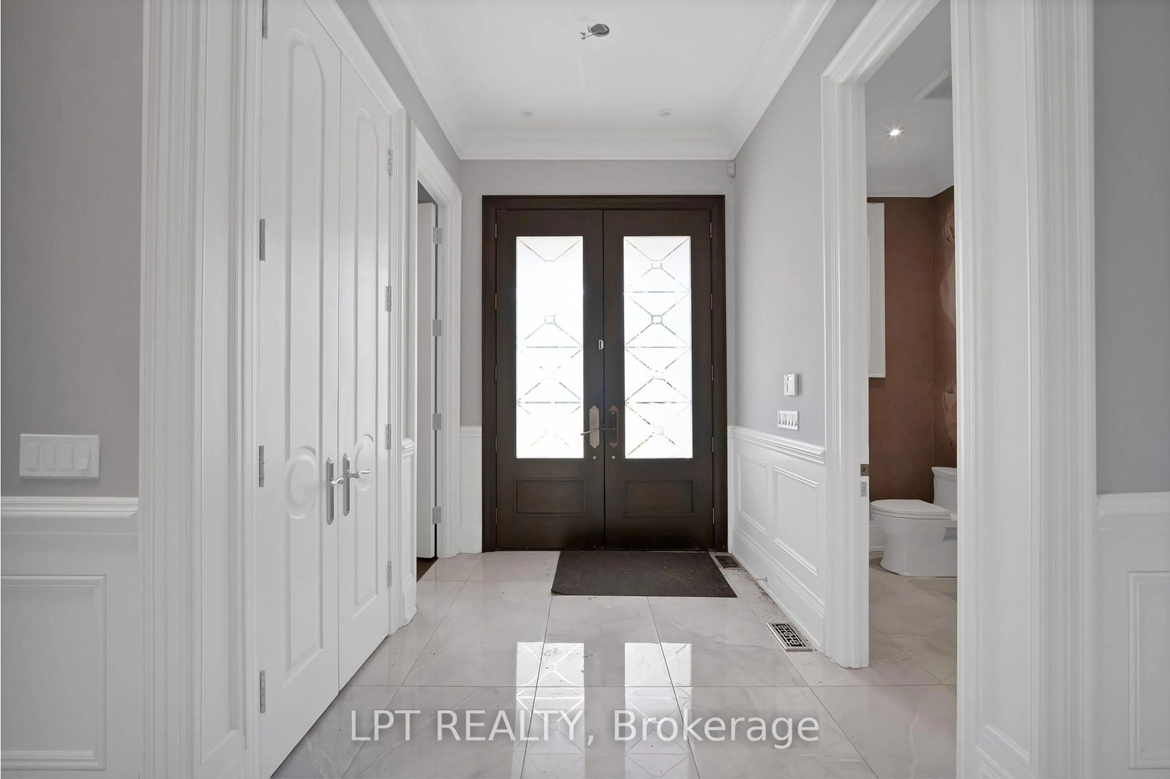 Indoor entryway for 2 Poplar Dr, Richmond Hill Ontario L4E 2W5