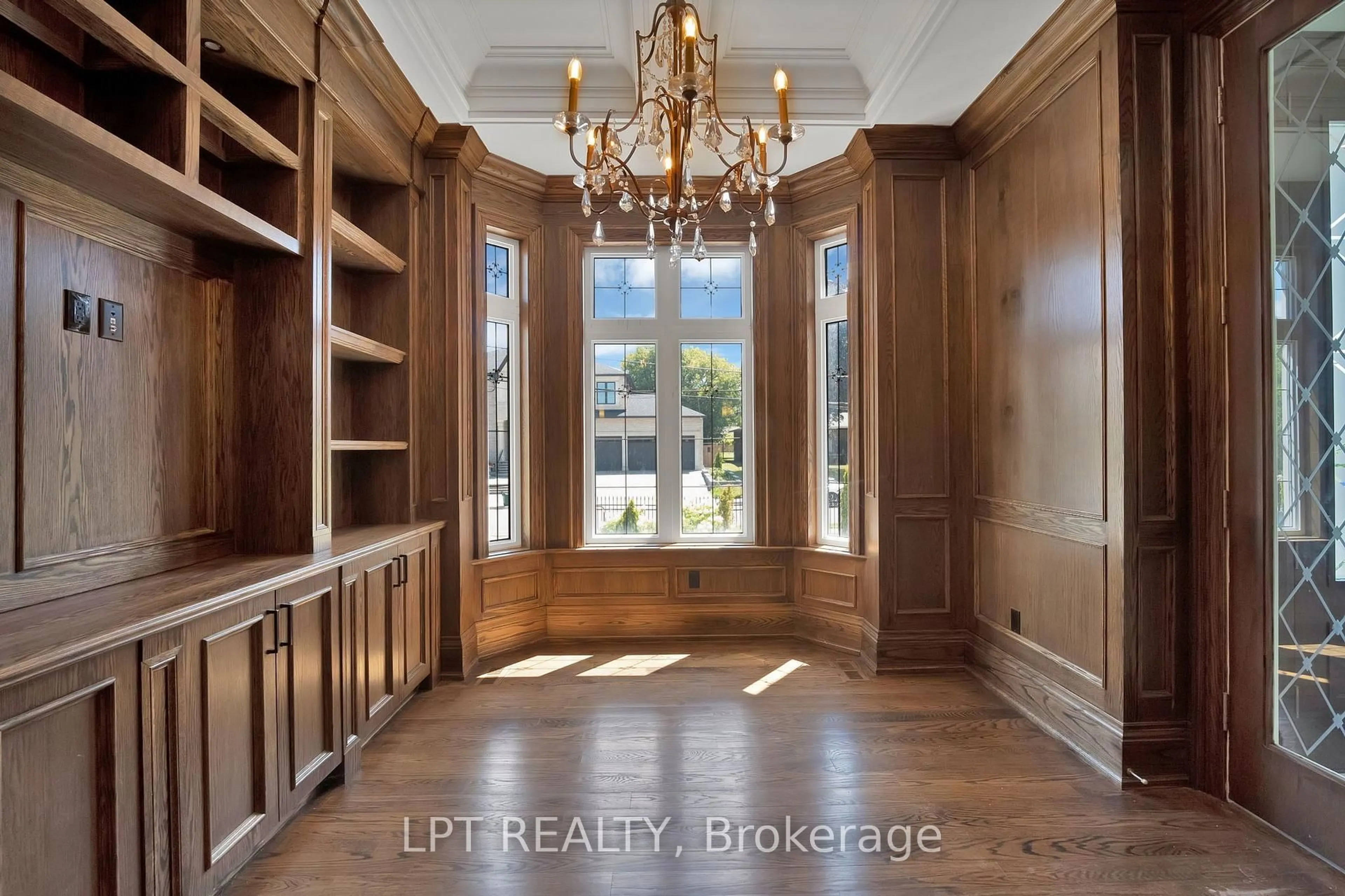 Indoor entryway for 2 Poplar Dr, Richmond Hill Ontario L4E 2W5