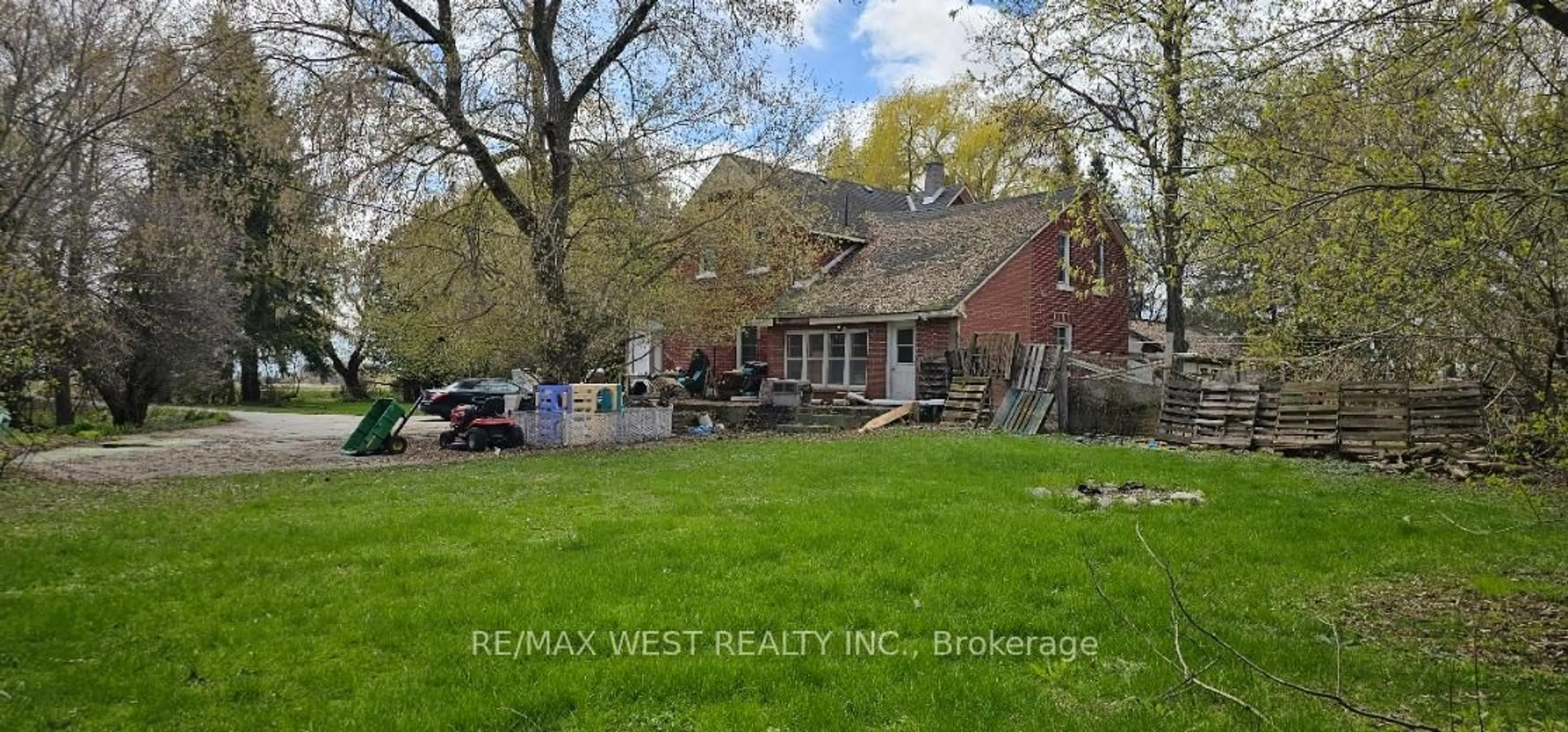A pic from outside/outdoor area/front of a property/back of a property/a pic from drone, street for 6536 5th Sdrd, Essa Ontario L9R 1V2