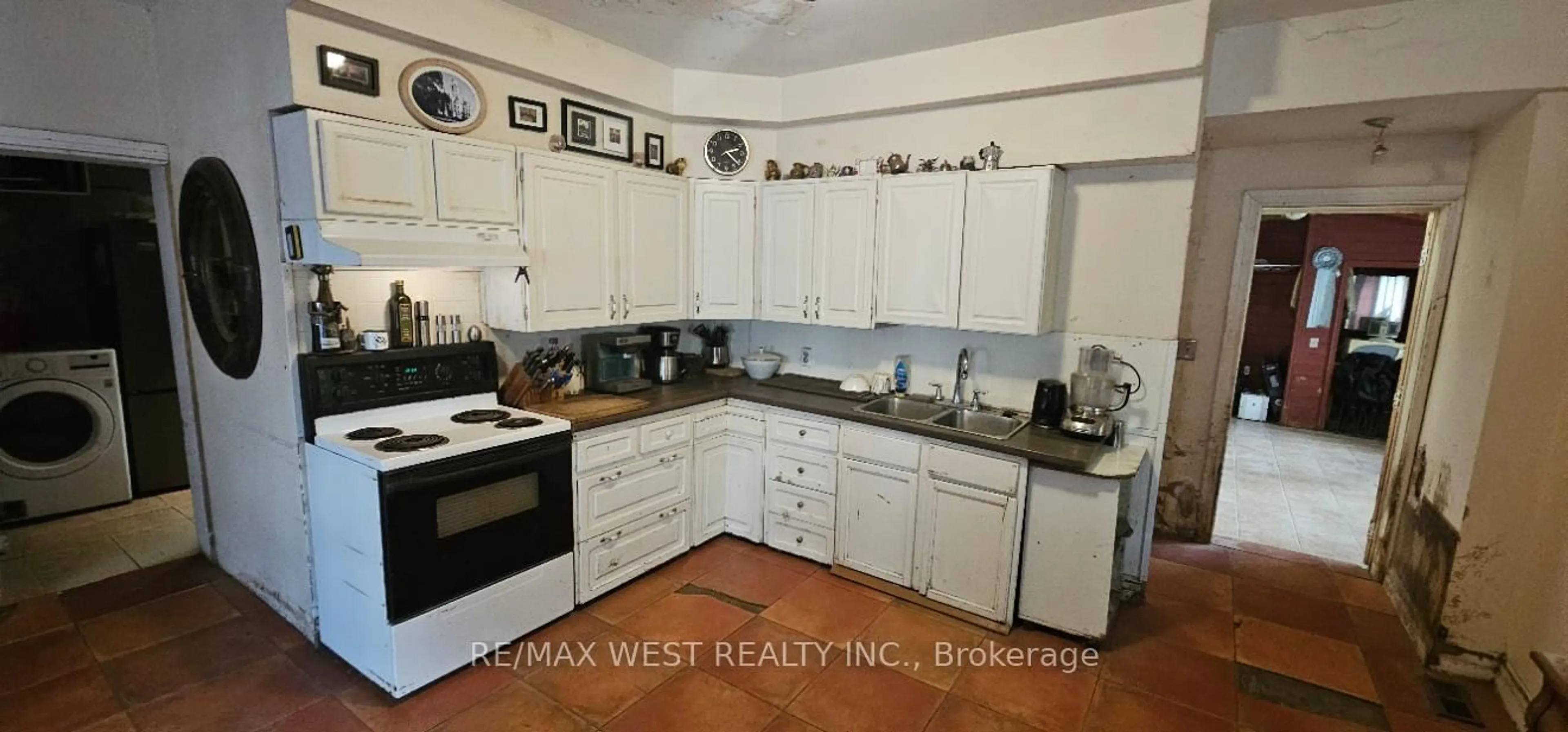 Standard kitchen, unknown for 6536 5th Sdrd, Essa Ontario L9R 1V2