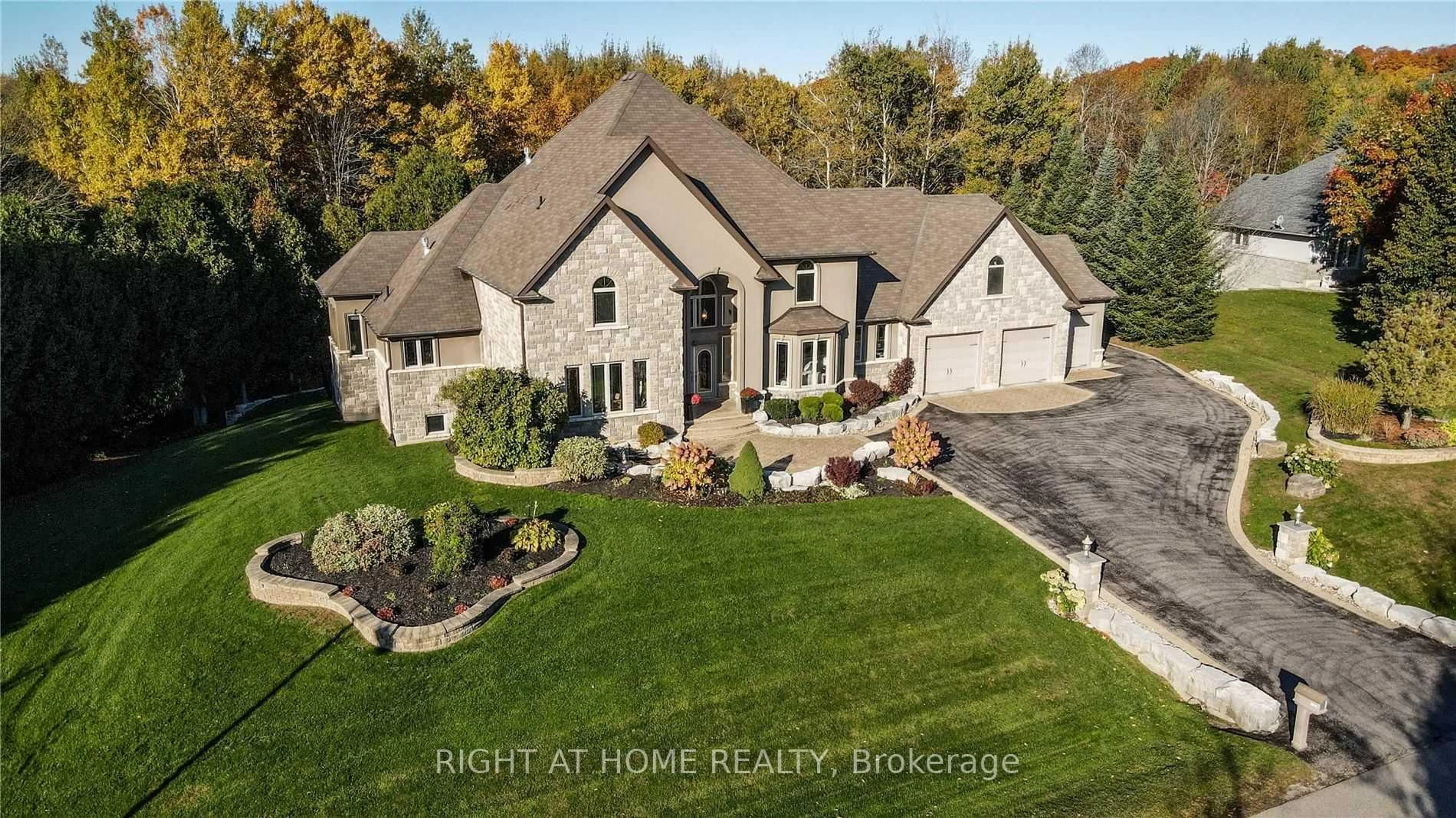 A pic from outside/outdoor area/front of a property/back of a property/a pic from drone, street for 2014 Innisbrook St, Innisfil Ontario L9S 5A3