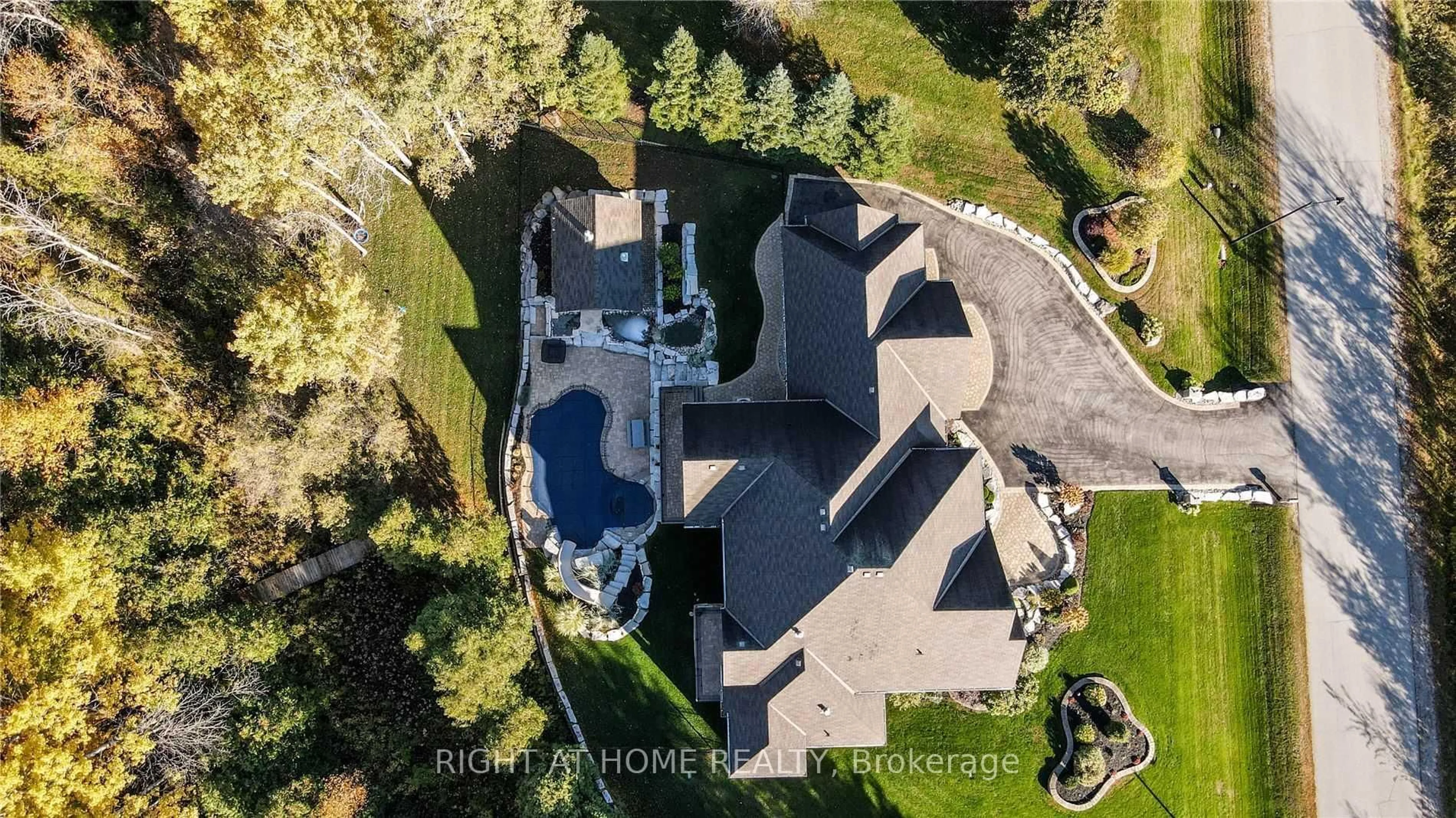 A pic from outside/outdoor area/front of a property/back of a property/a pic from drone, unknown for 2014 Innisbrook St, Innisfil Ontario L9S 5A3