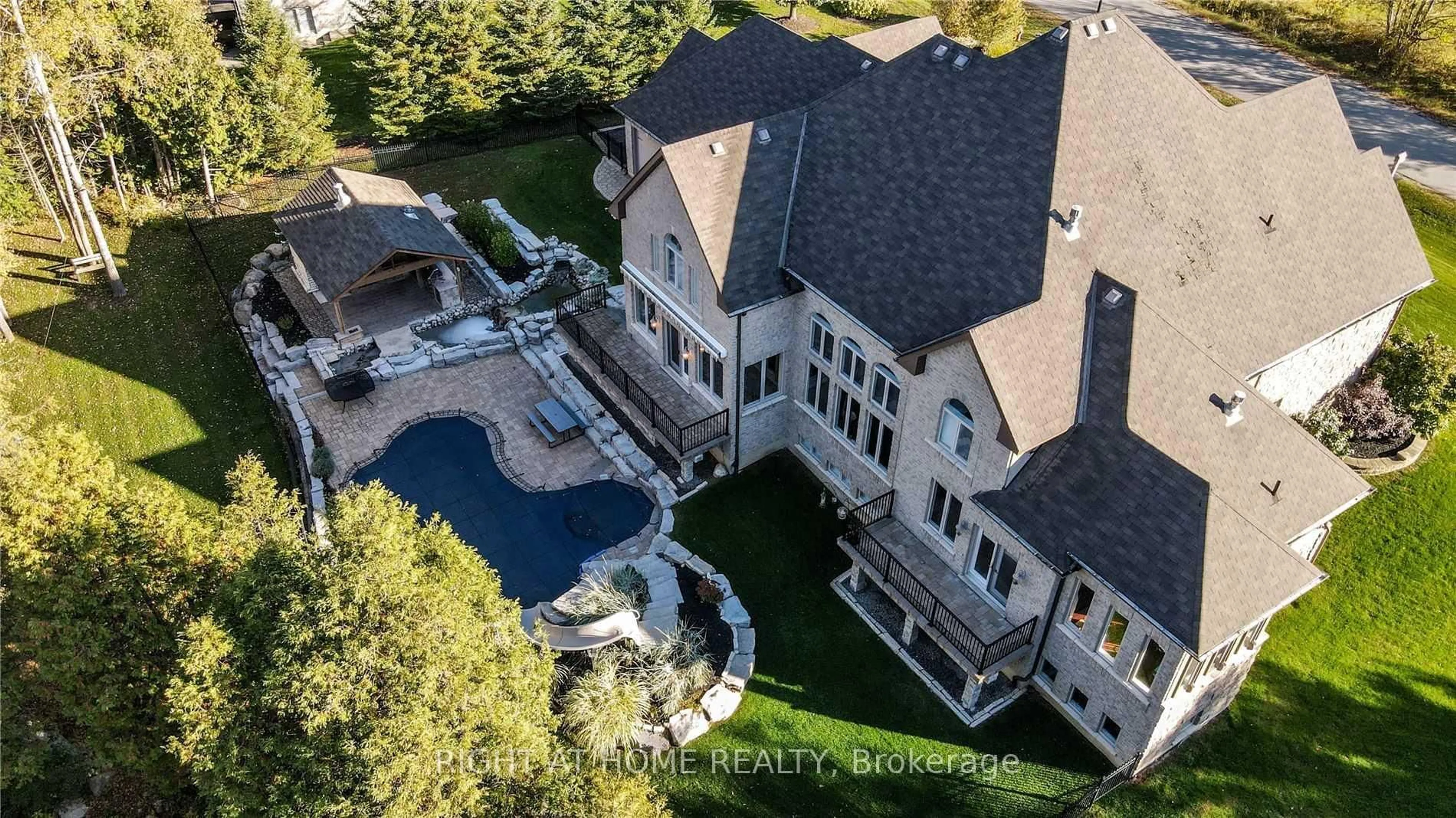 A pic from outside/outdoor area/front of a property/back of a property/a pic from drone, mountain view for 2014 Innisbrook St, Innisfil Ontario L9S 5A3