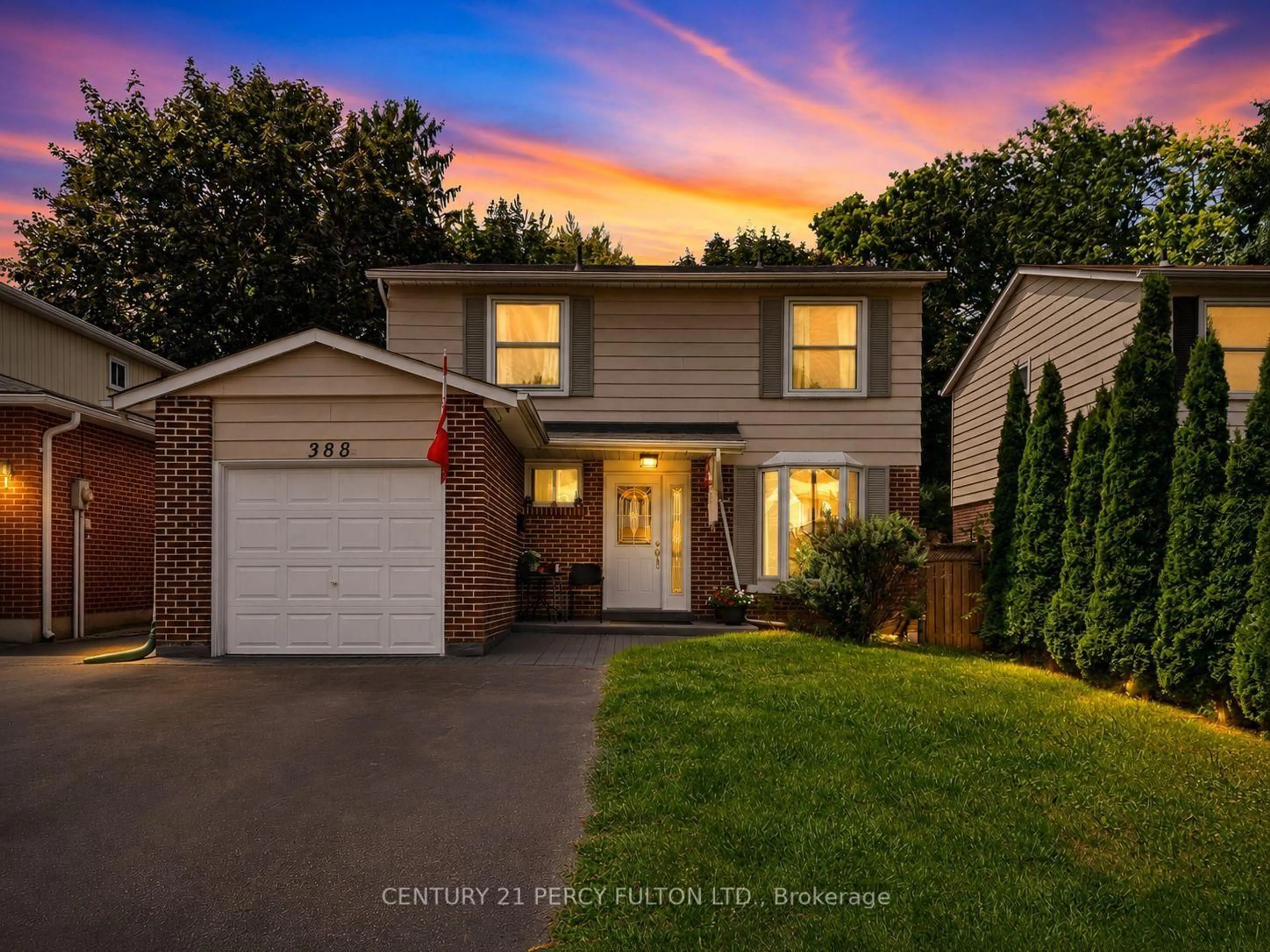 Home with vinyl exterior material, street for 388 Handley Cres, Newmarket Ontario L3Y 4T4