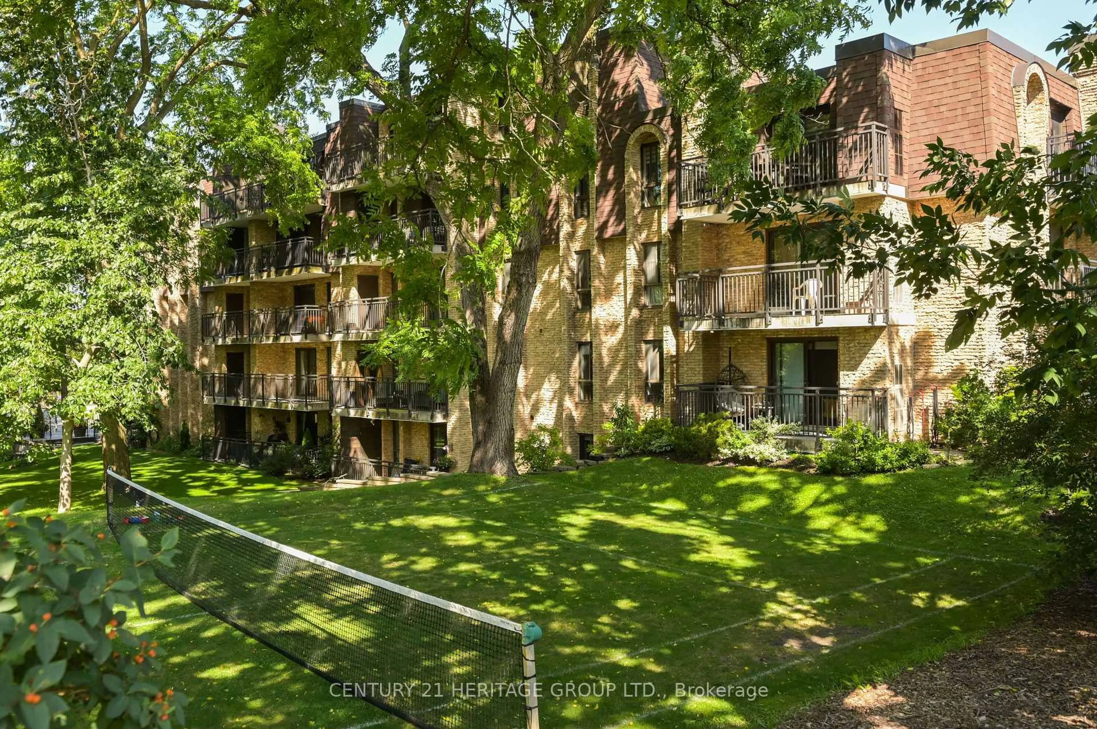 Patio, street for 15390 Yonge St #PH 1, Aurora Ontario L4G 1N8