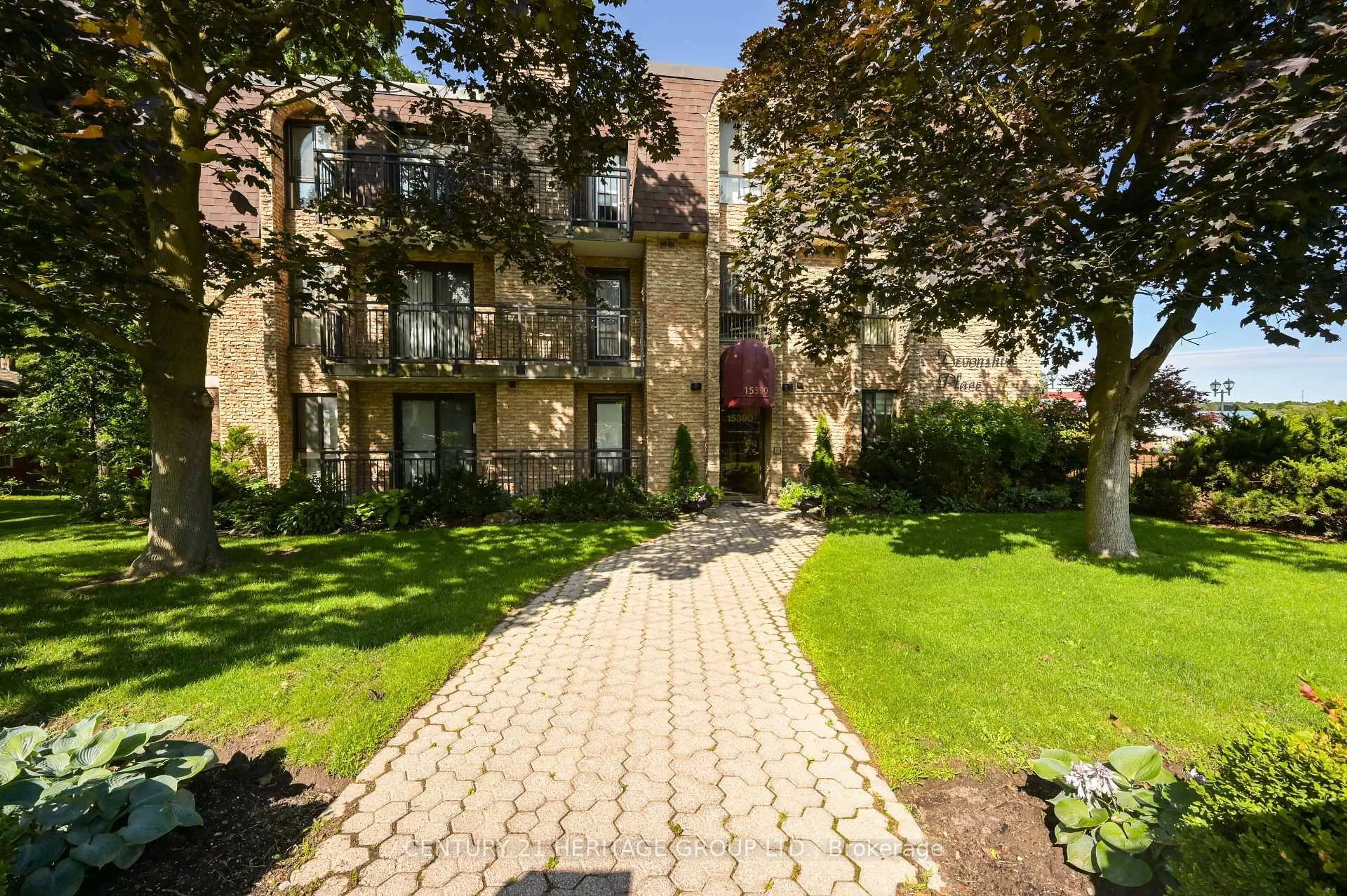 Patio, street for 15390 Yonge St #PH 1, Aurora Ontario L4G 1N8