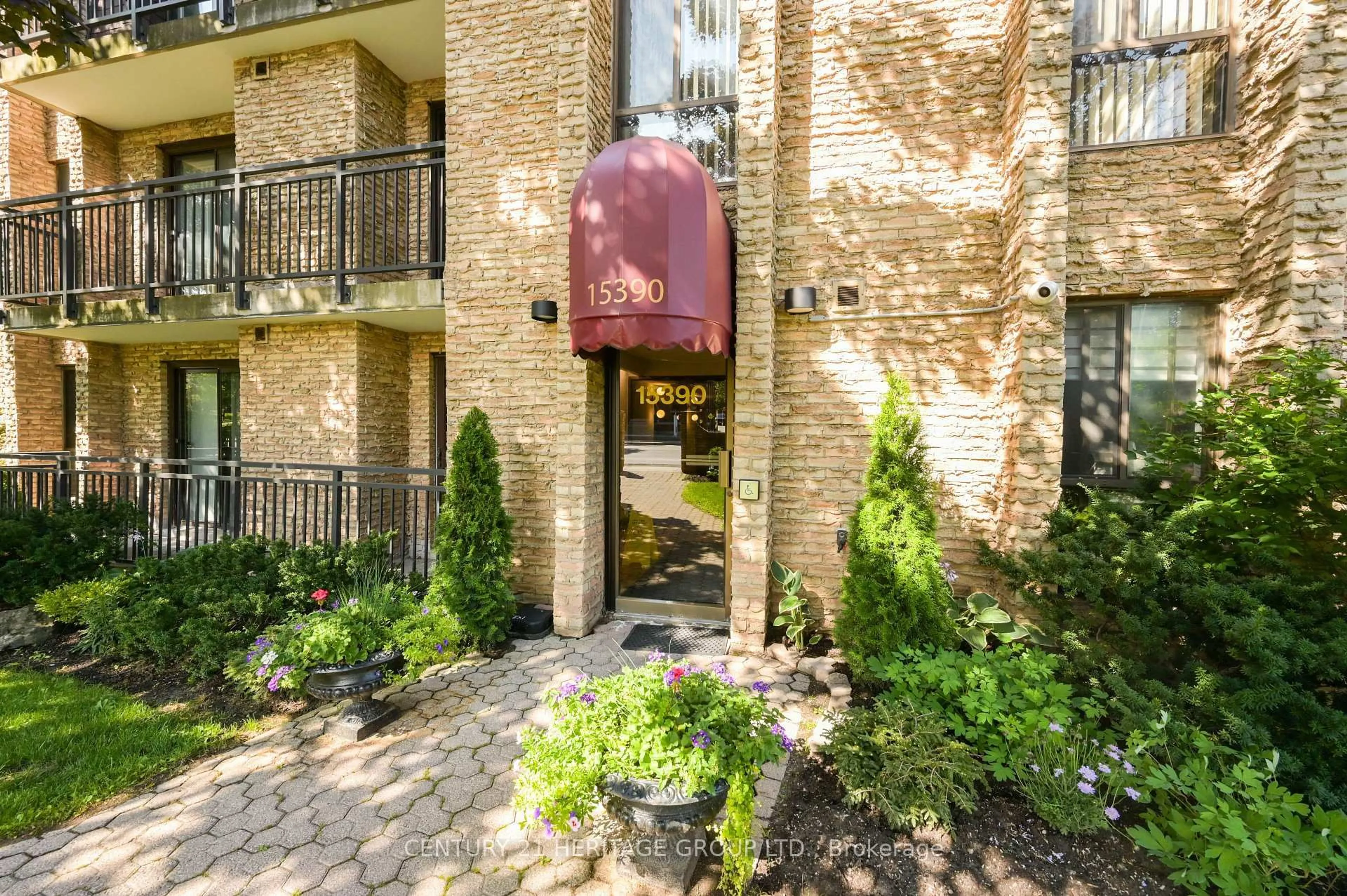 Unknown for 15390 Yonge St #PH 1, Aurora Ontario L4G 1N8