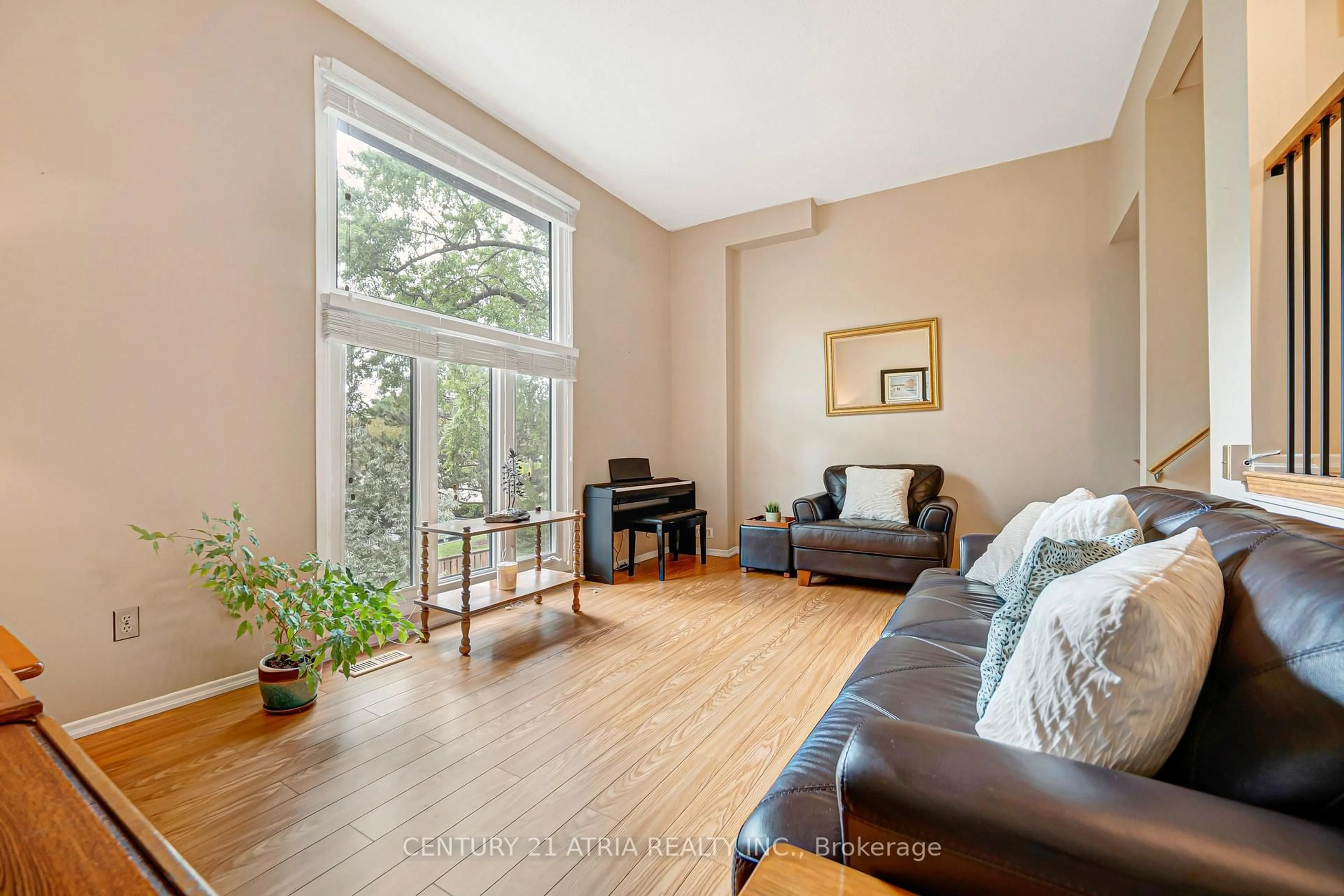 Living room with furniture, unknown for 18 Thatchers Mill Way, Markham Ontario L3P 3T3