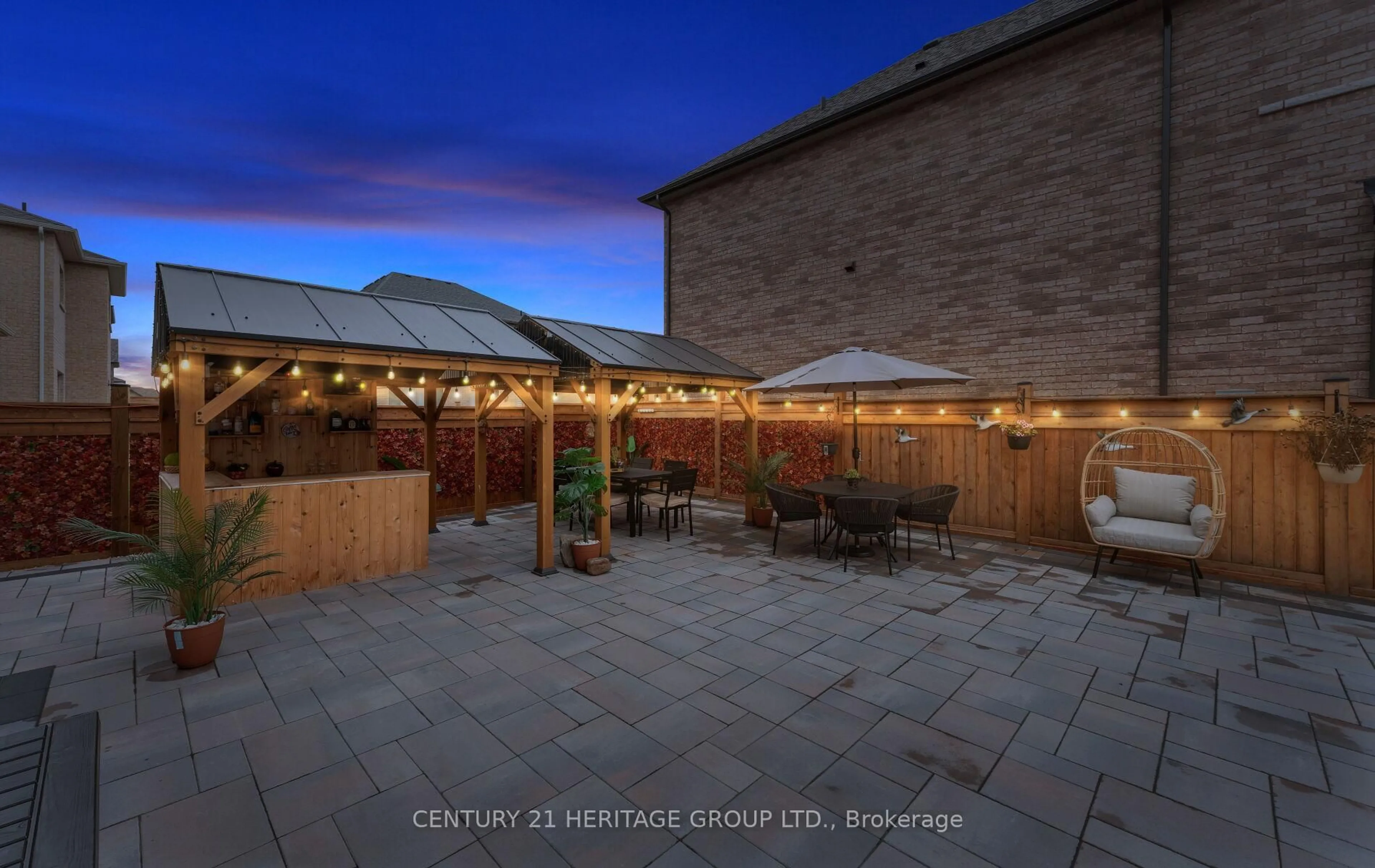 Patio, street for 319 Danny Wheeler Blvd, Georgina Ontario L4P 0K1