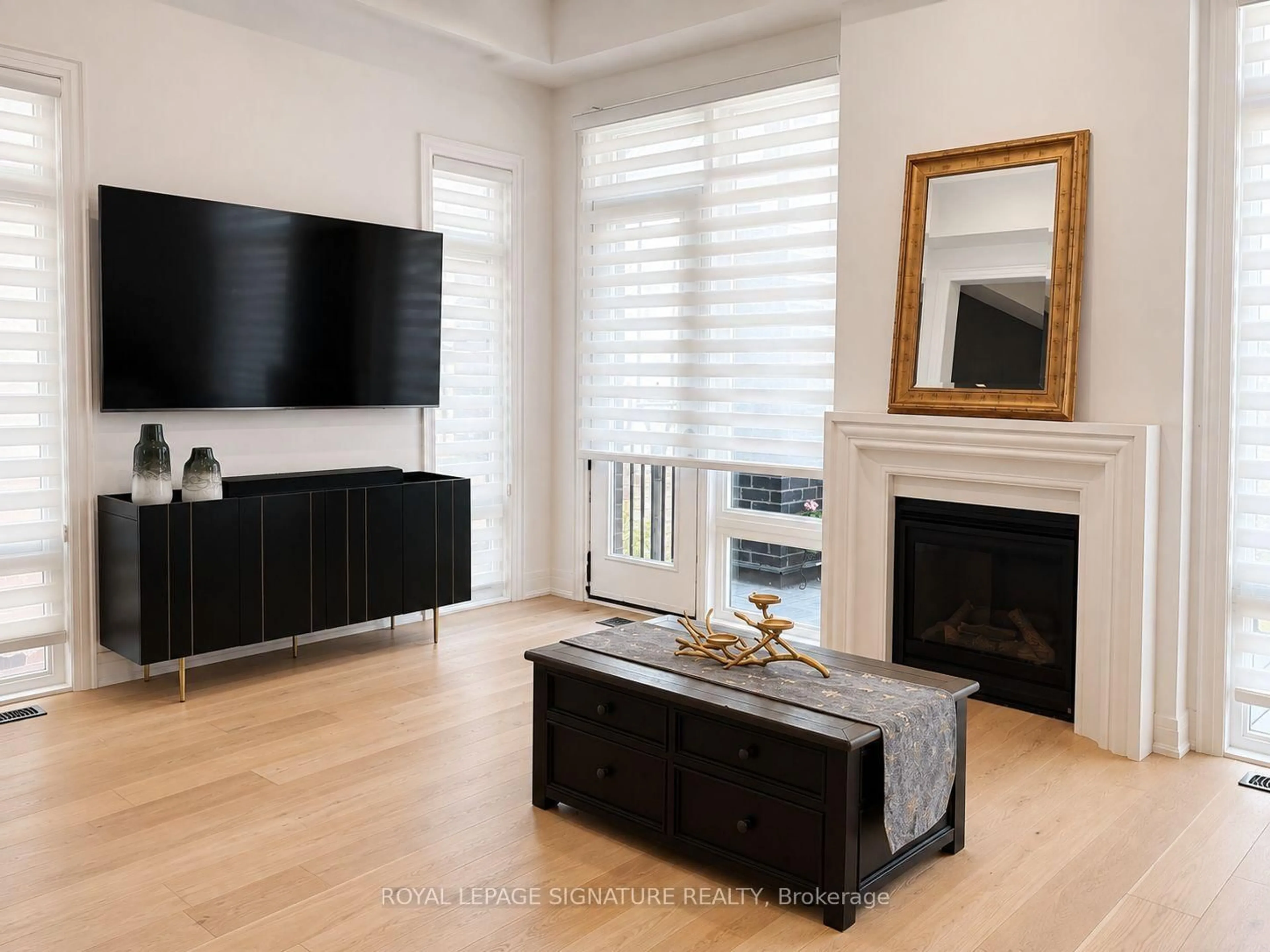 Living room with furniture, unknown for 308 KIng Rd, Richmond Hill Ontario L4E 1H4