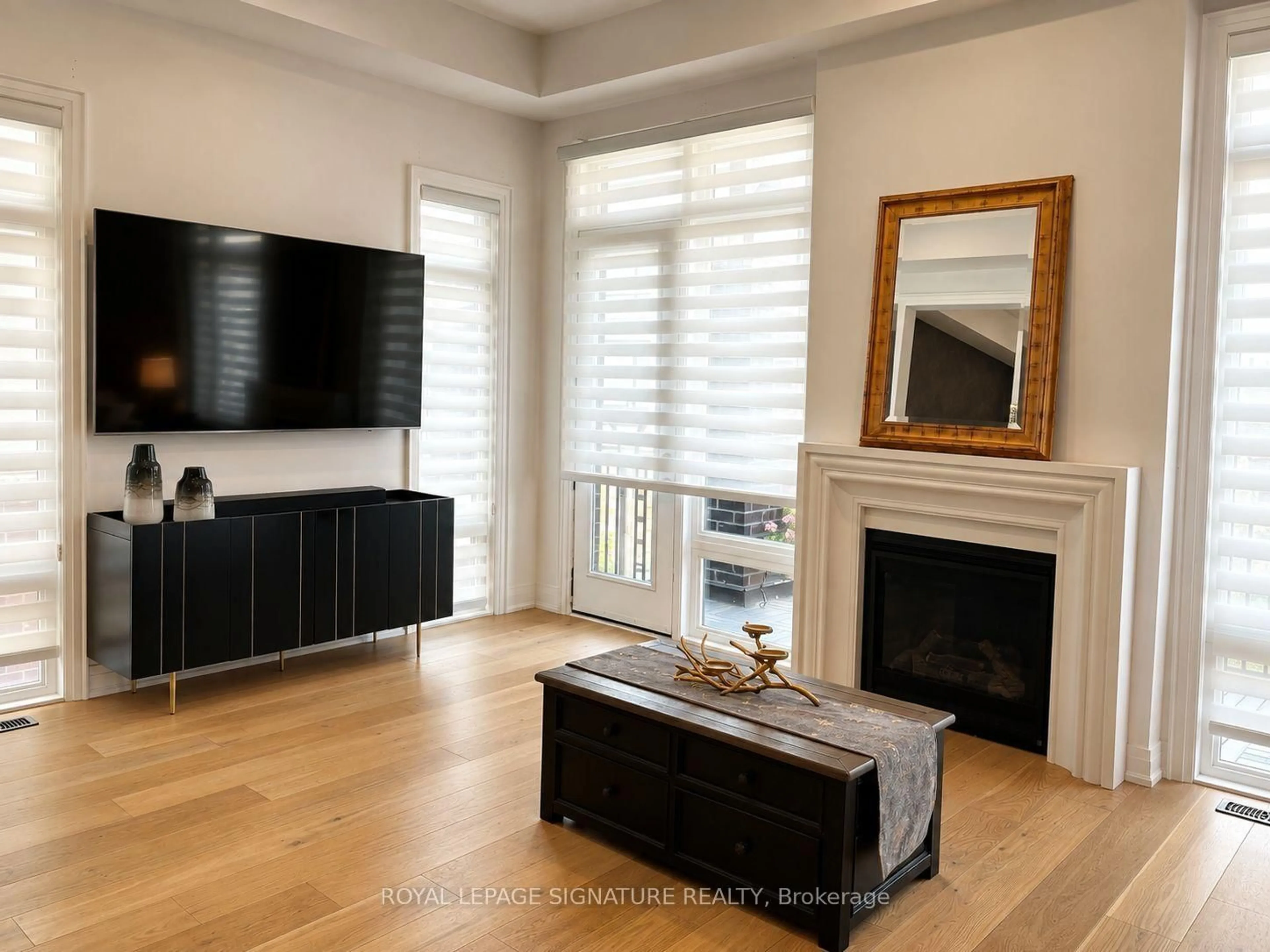Living room with furniture, unknown for 308 KIng Rd, Richmond Hill Ontario L4E 1H4