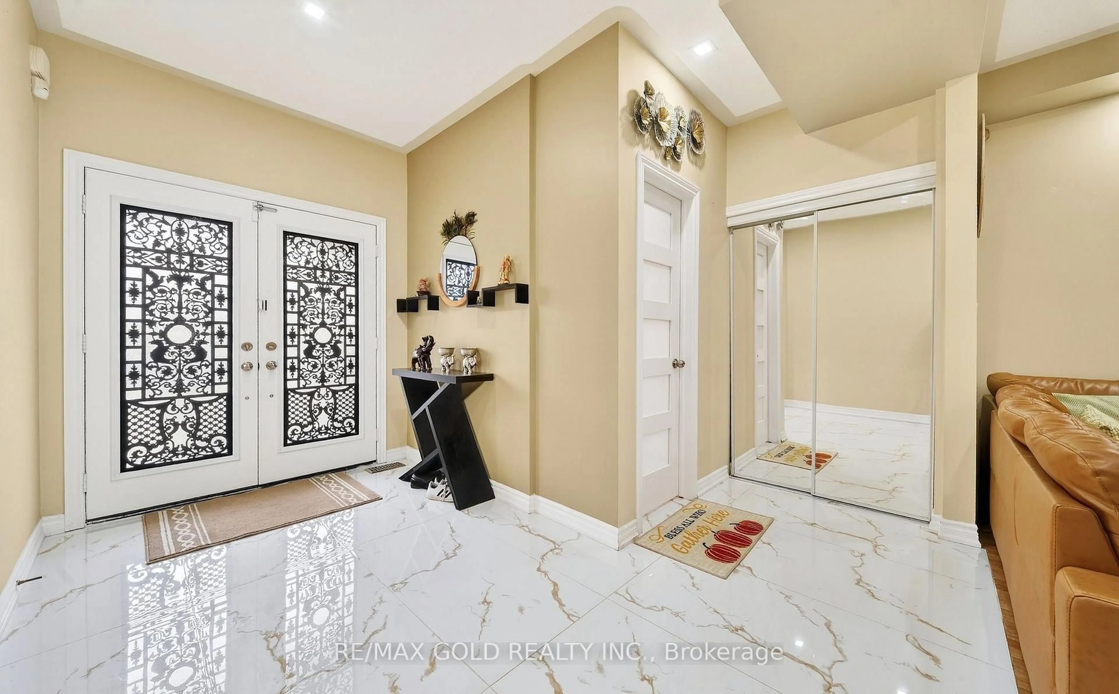 Contemporary bathroom, ceramic/tile floor for 161 Shephard Ave, New Tecumseth Ontario L9R 0J9