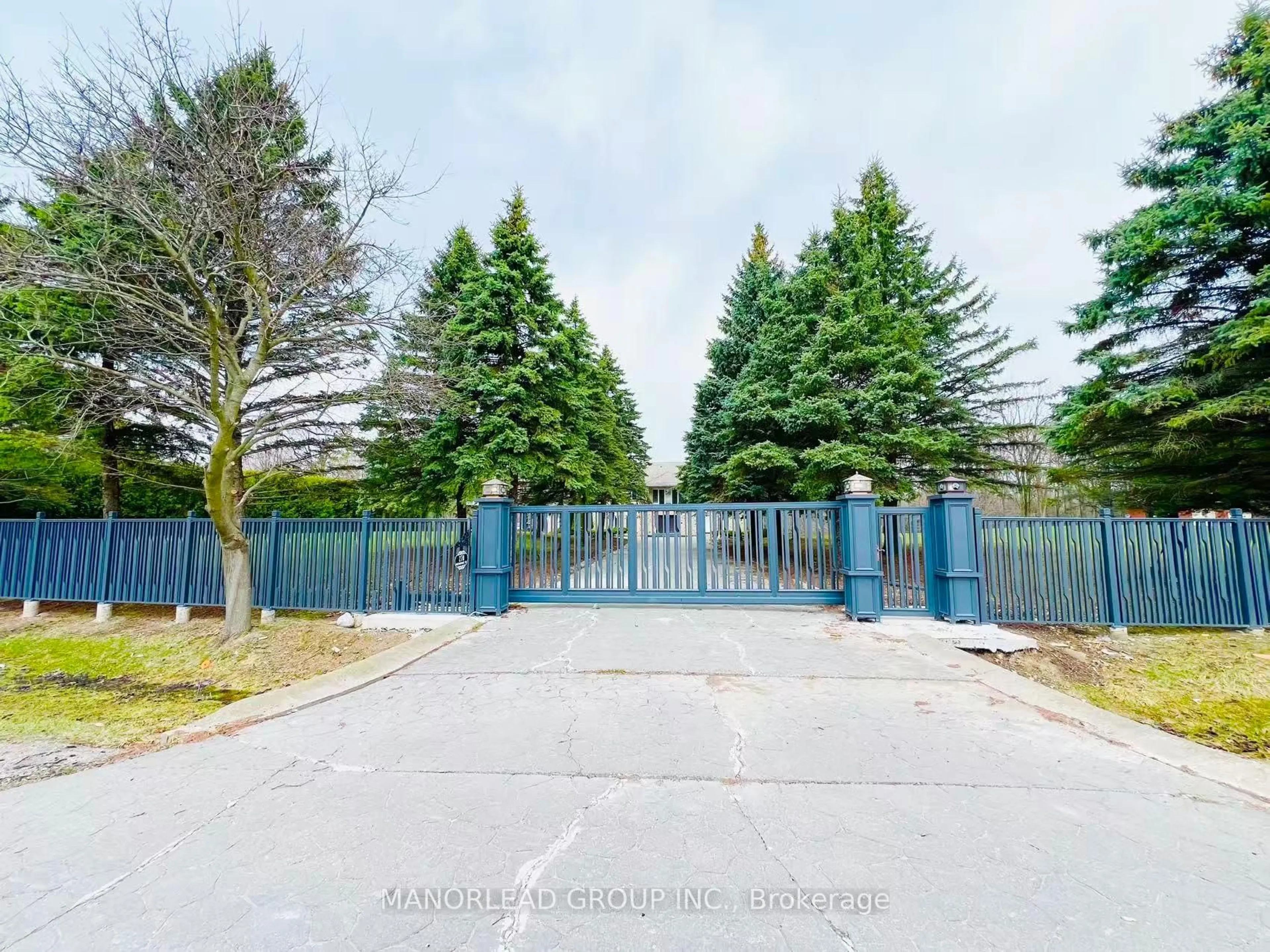A pic from outside/outdoor area/front of a property/back of a property/a pic from drone, street for 270 Greenbrooke Dr, Vaughan Ontario L4L 8L1