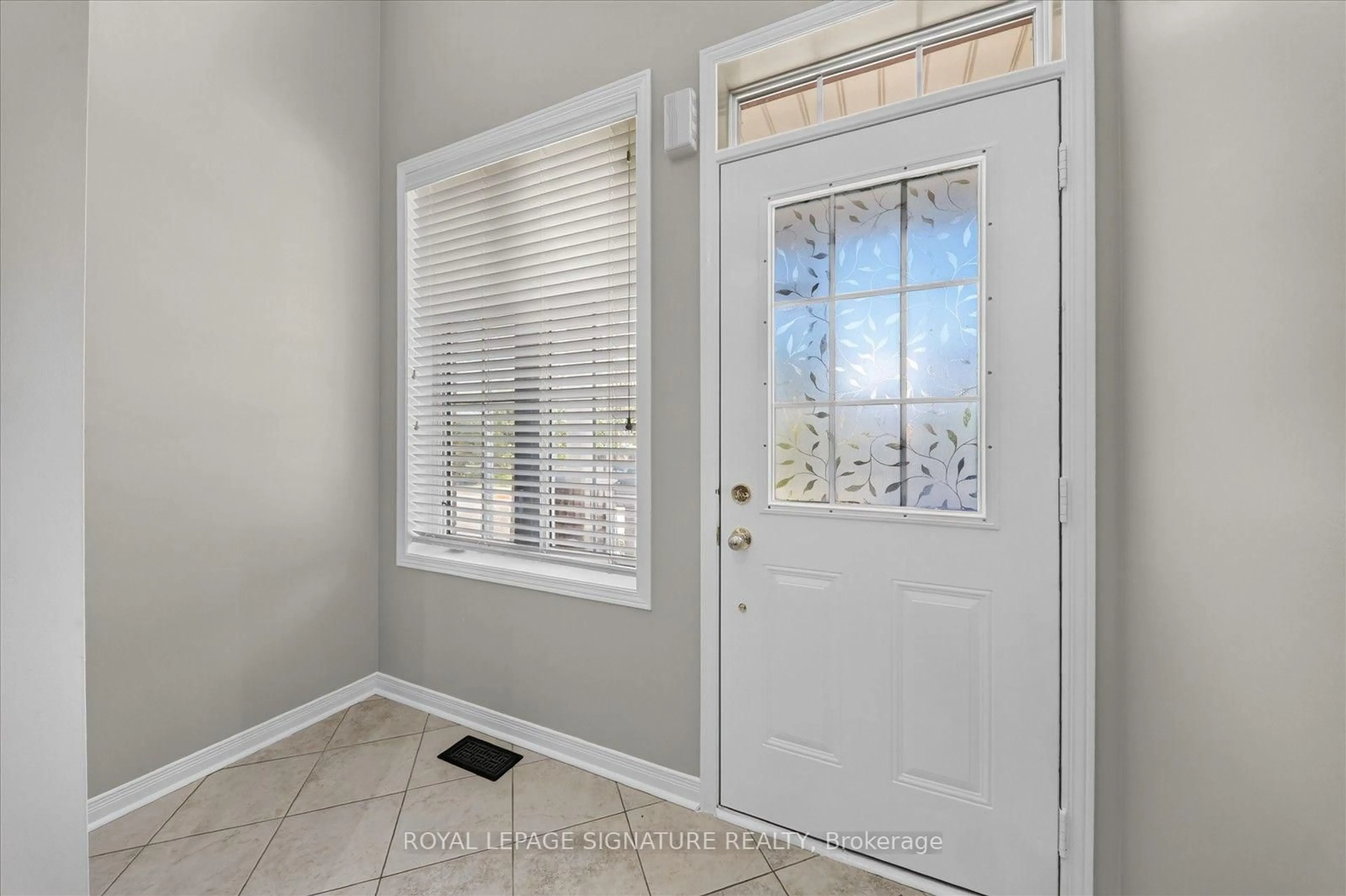 Indoor entryway for 38 Coleluke Lane, Markham Ontario L3S 0B7