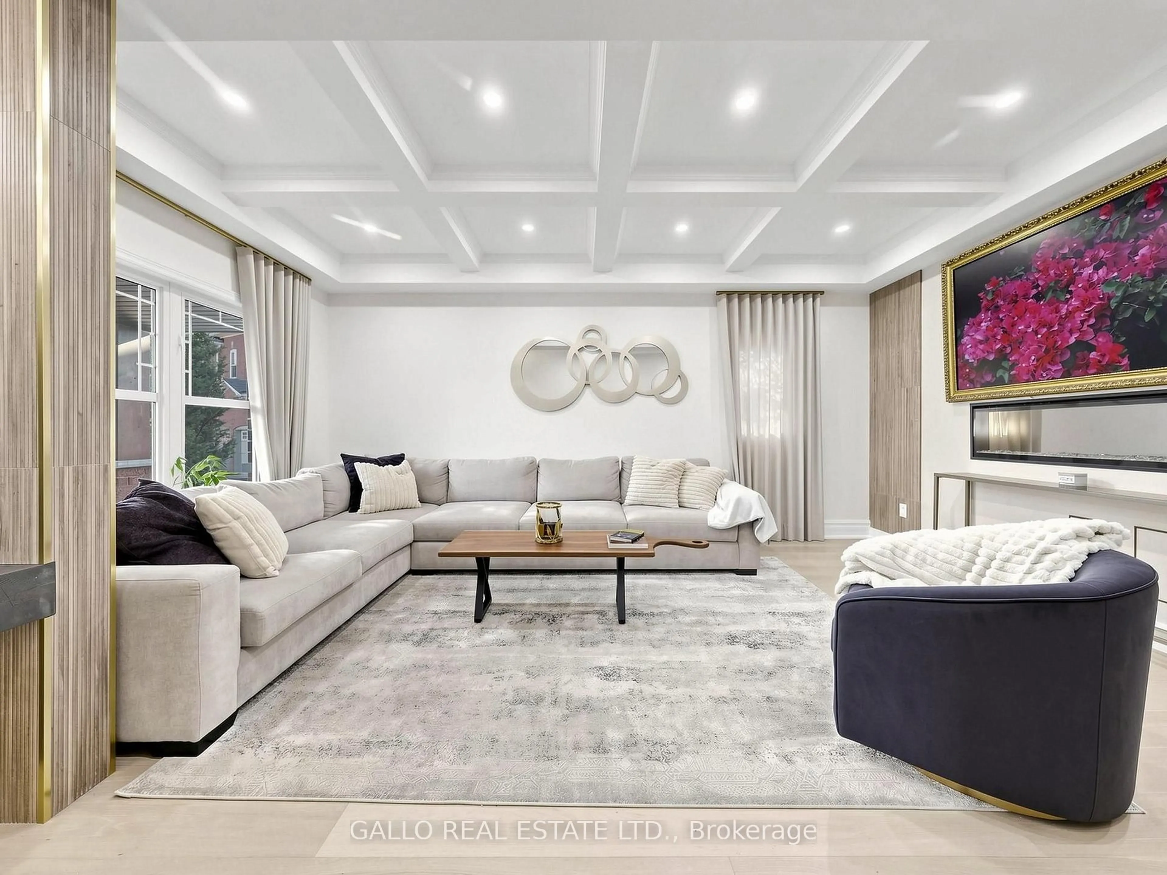 Living room with furniture, unknown for 111 Pondmede Cres, Whitchurch-Stouffville Ontario L4A 0E3