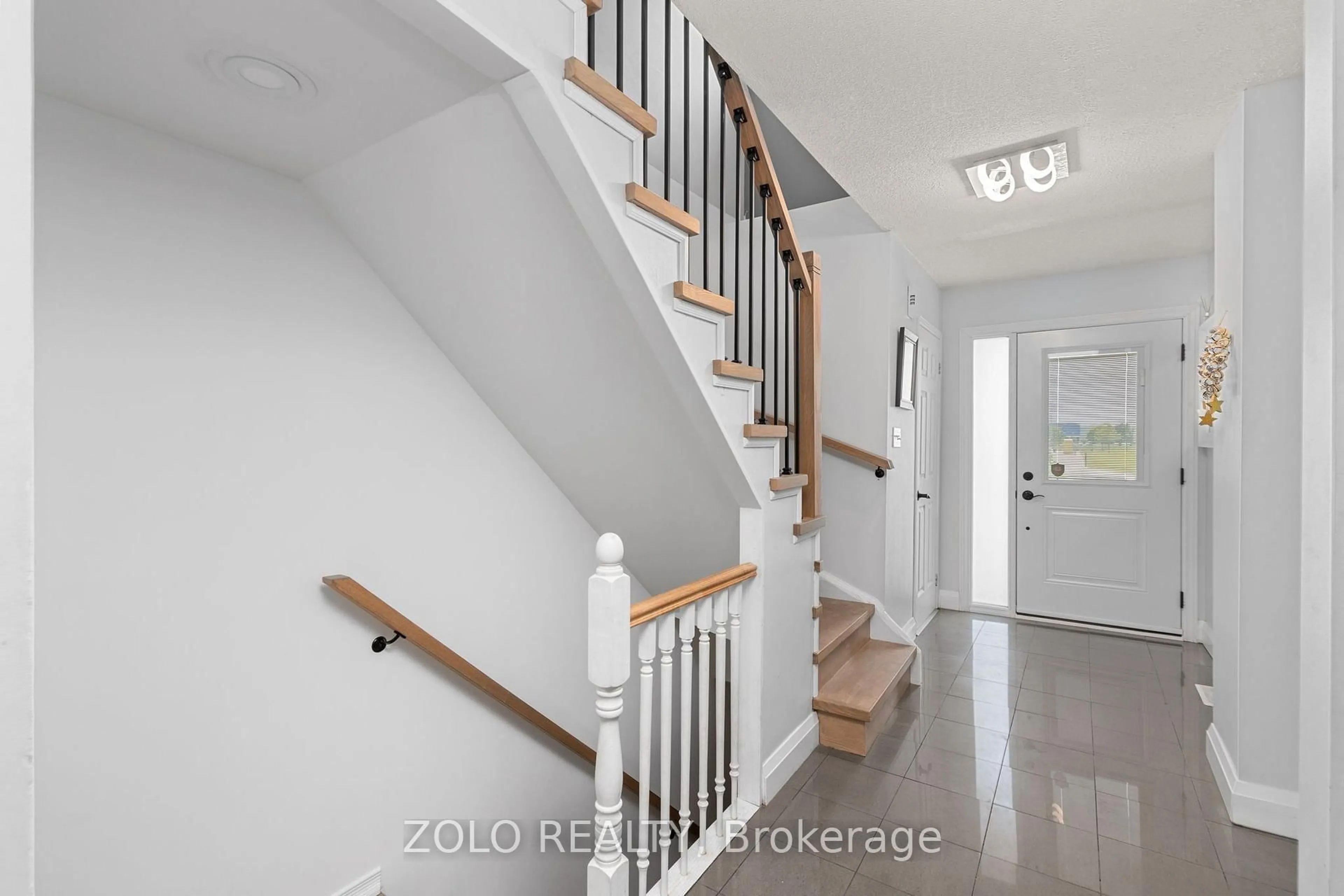 Indoor entryway for 176 Fairwood Dr, Georgina Ontario L4P 3Y3