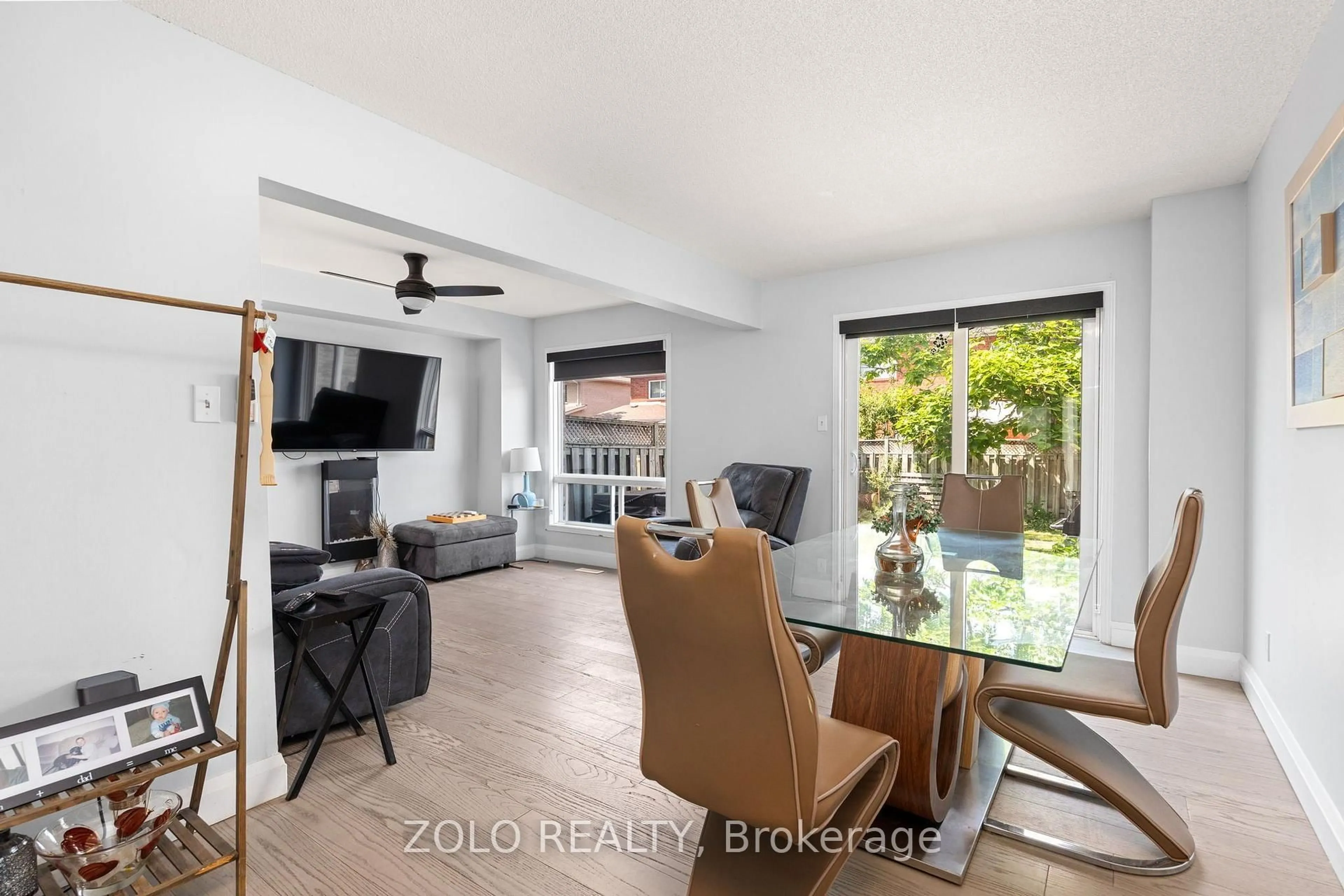 Living room with furniture, unknown for 176 Fairwood Dr, Georgina Ontario L4P 3Y3