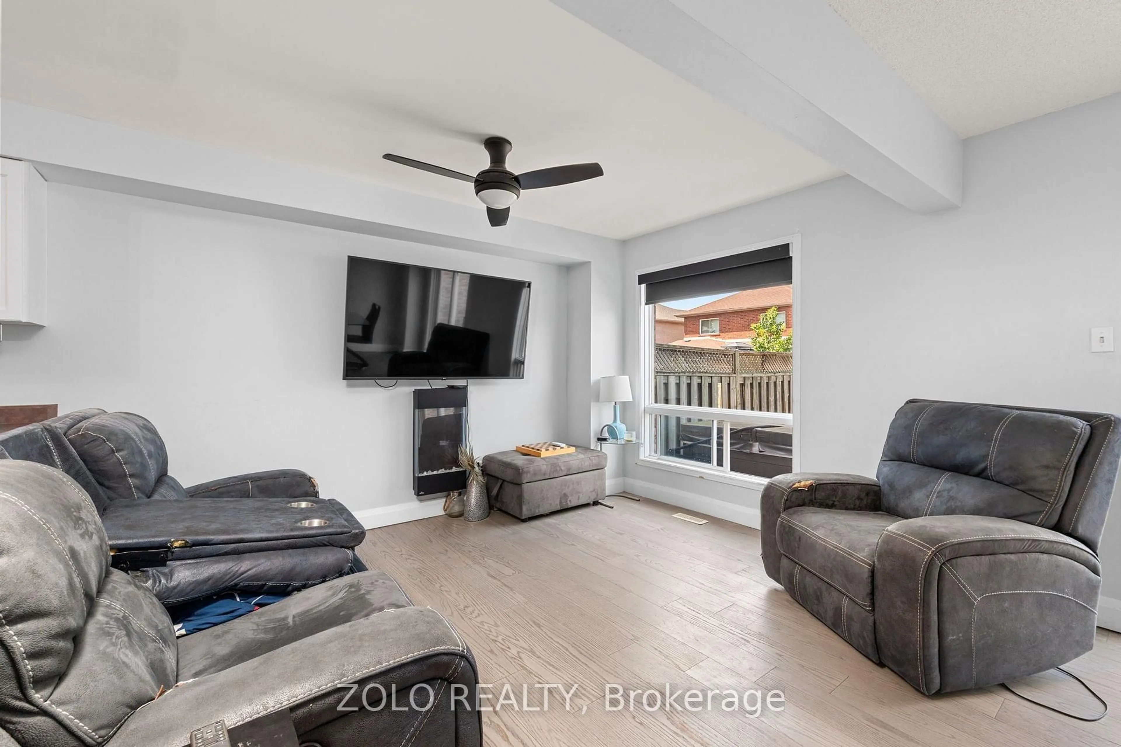 Living room with furniture, unknown for 176 Fairwood Dr, Georgina Ontario L4P 3Y3