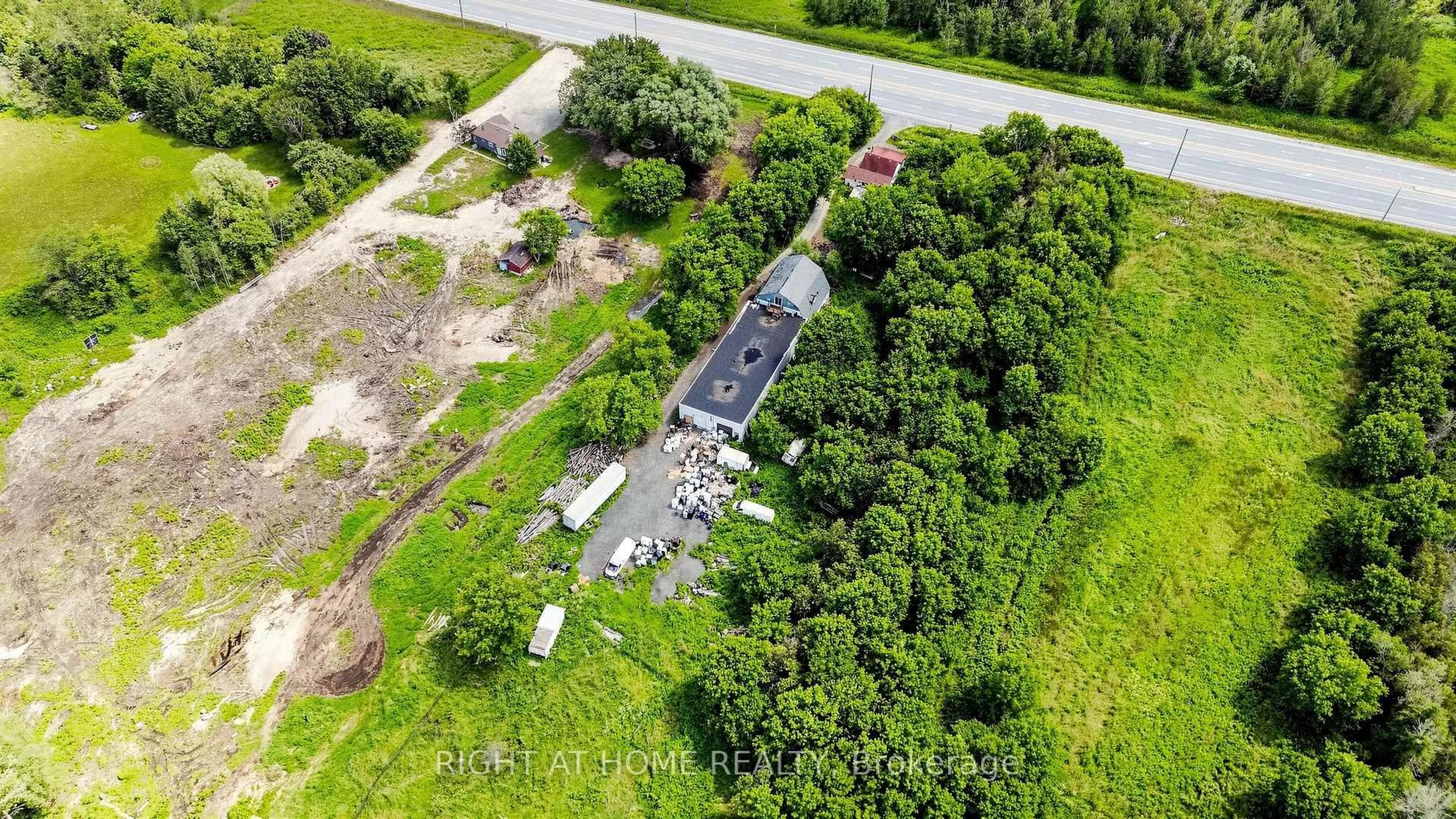 A pic from outside/outdoor area/front of a property/back of a property/a pic from drone, building for 2884 COUNTY RD 89 Rd, Innisfil Ontario L0L 1L0