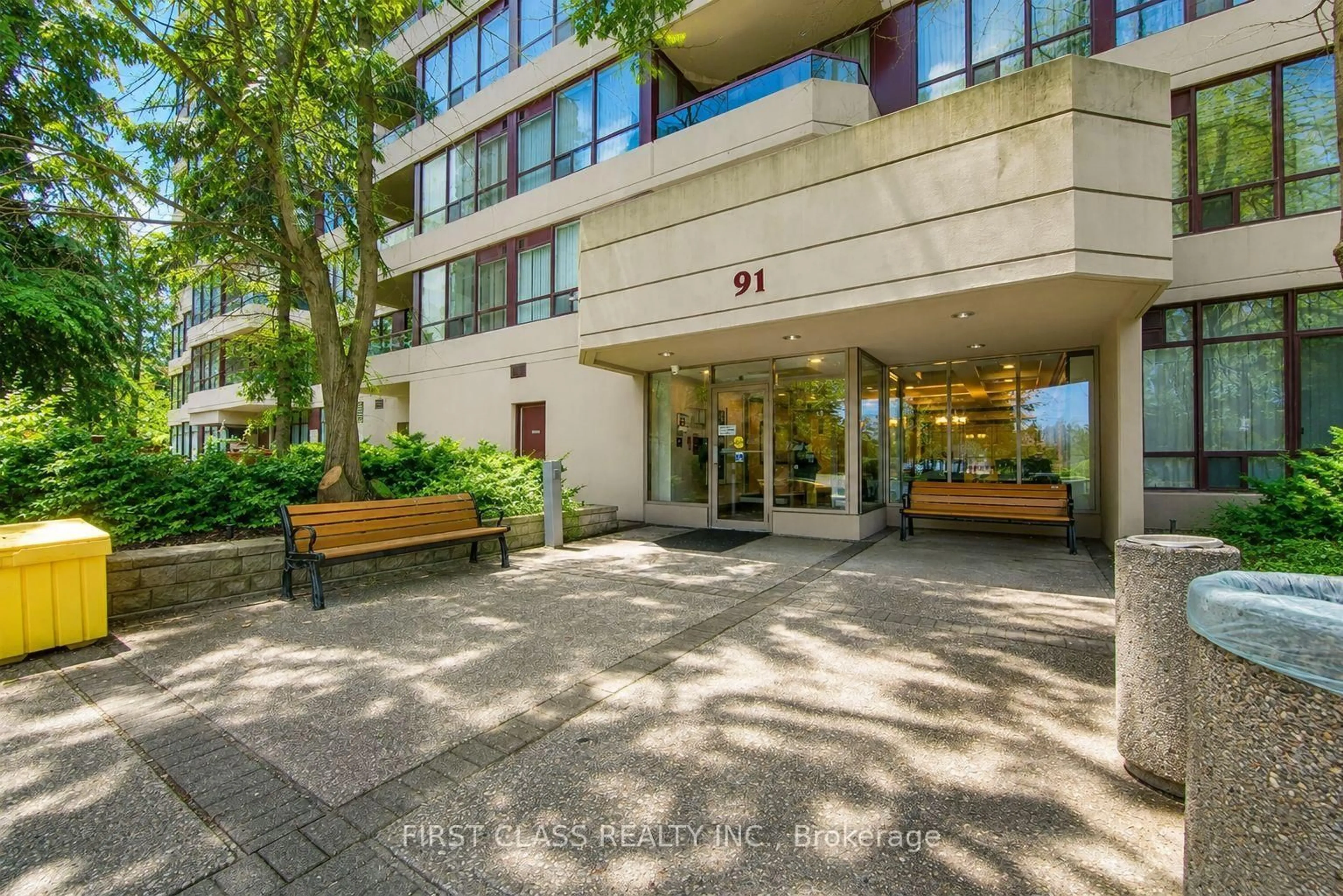 Indoor foyer for 91 Townsgate Dr #106, Vaughan Ontario L4J 8E8