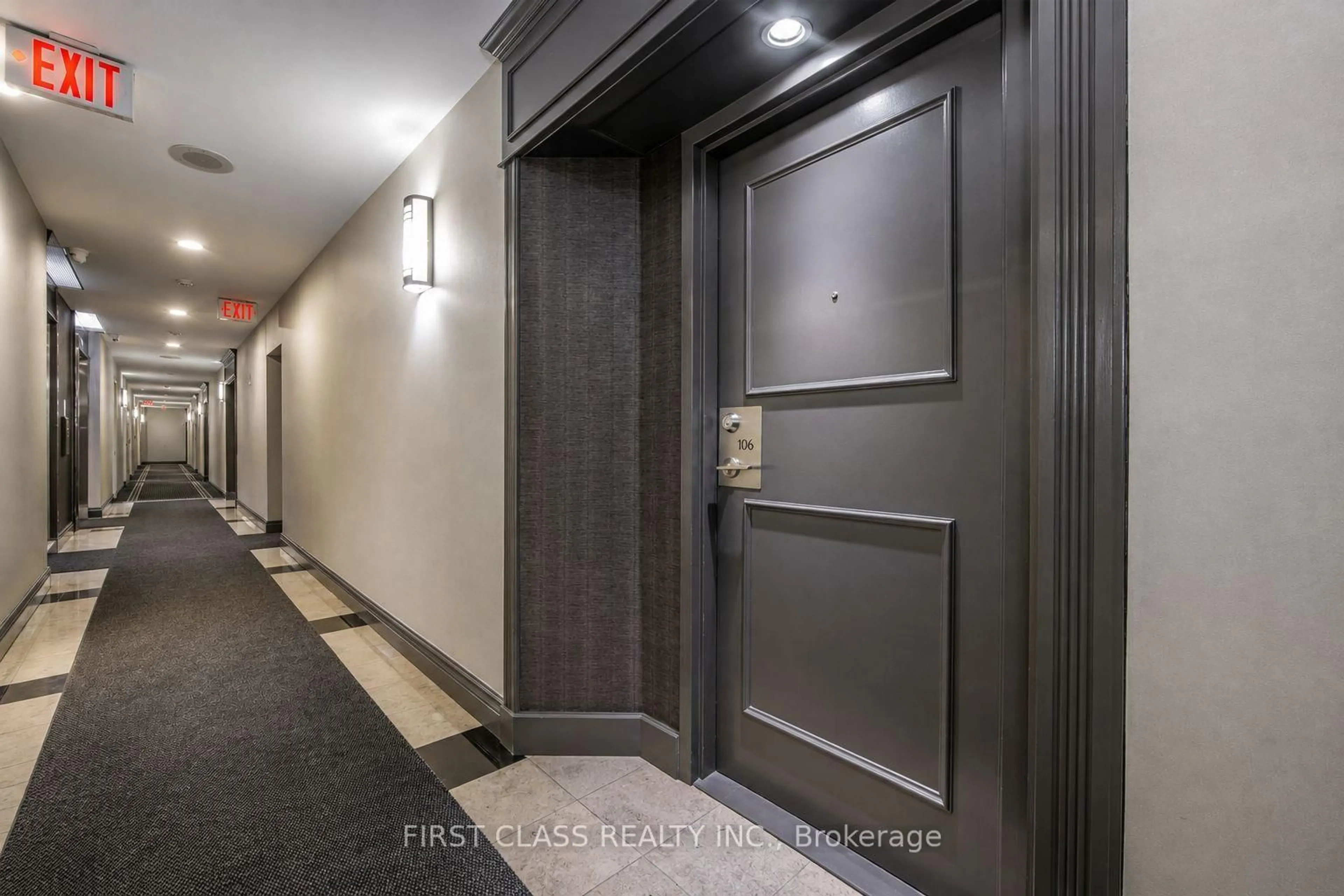 Indoor foyer for 91 Townsgate Dr #106, Vaughan Ontario L4J 8E8