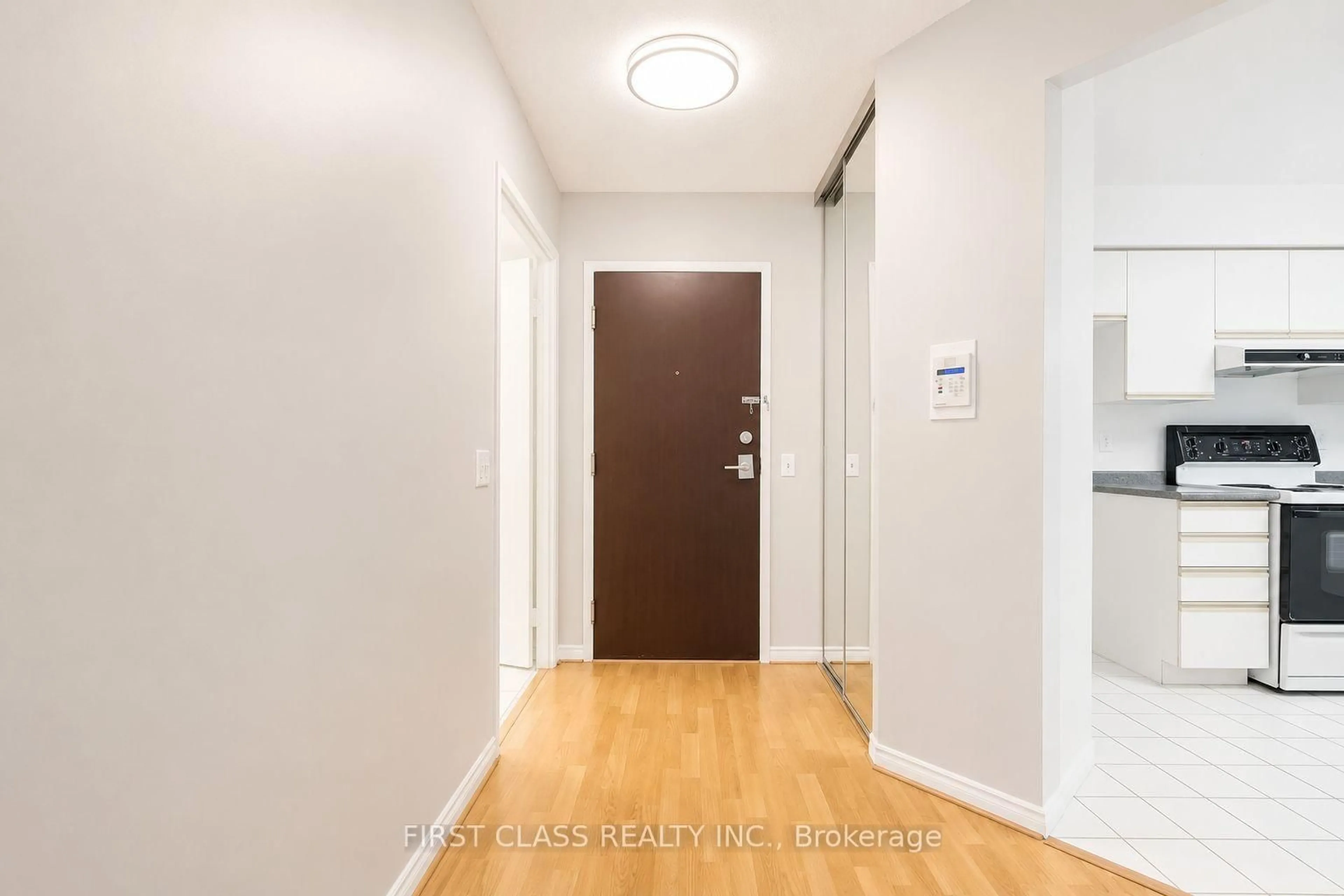 Indoor entryway for 91 Townsgate Dr #106, Vaughan Ontario L4J 8E8
