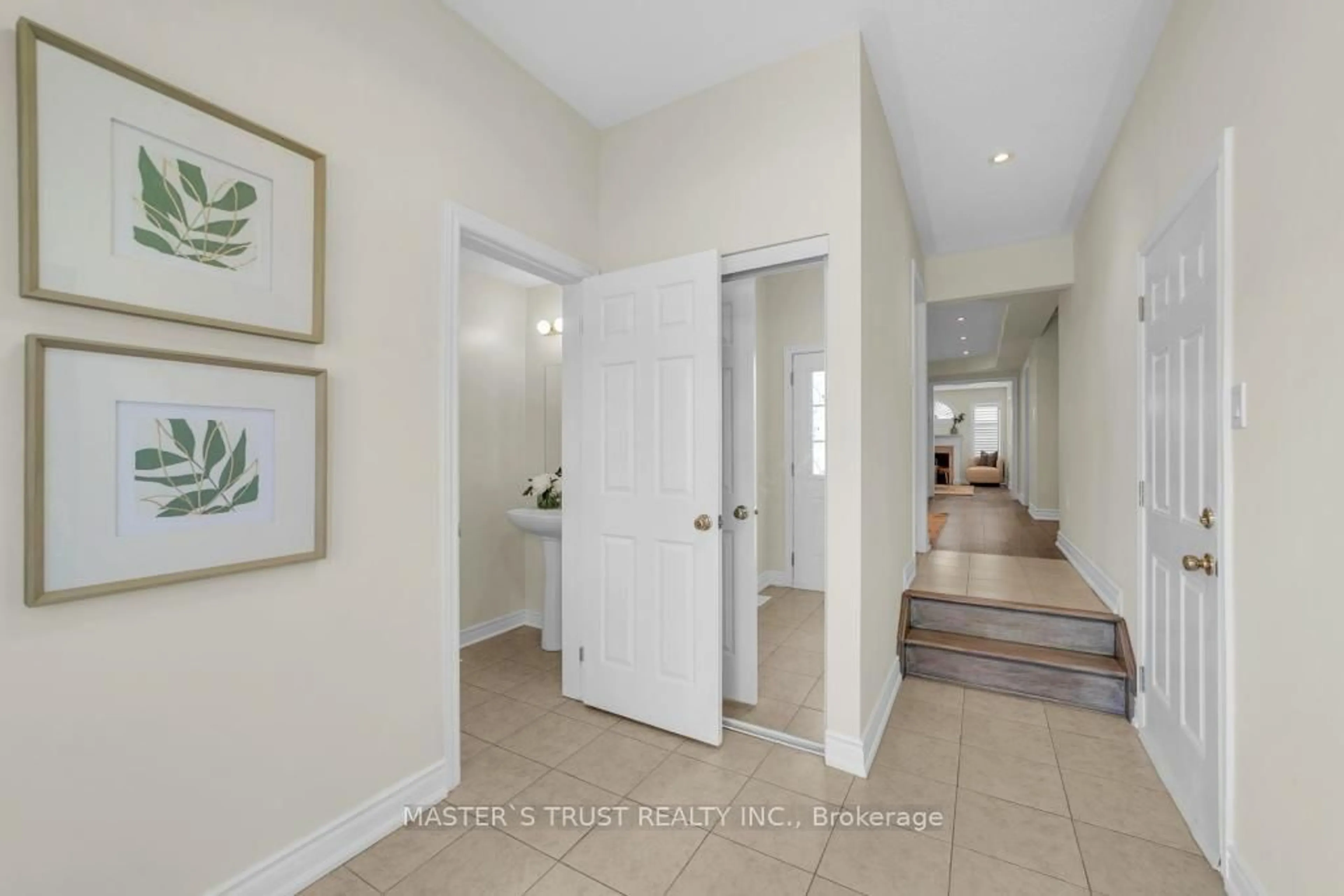 Indoor entryway for 114 Herefordshire Cres, East Gwillimbury Ontario L9N 0B4