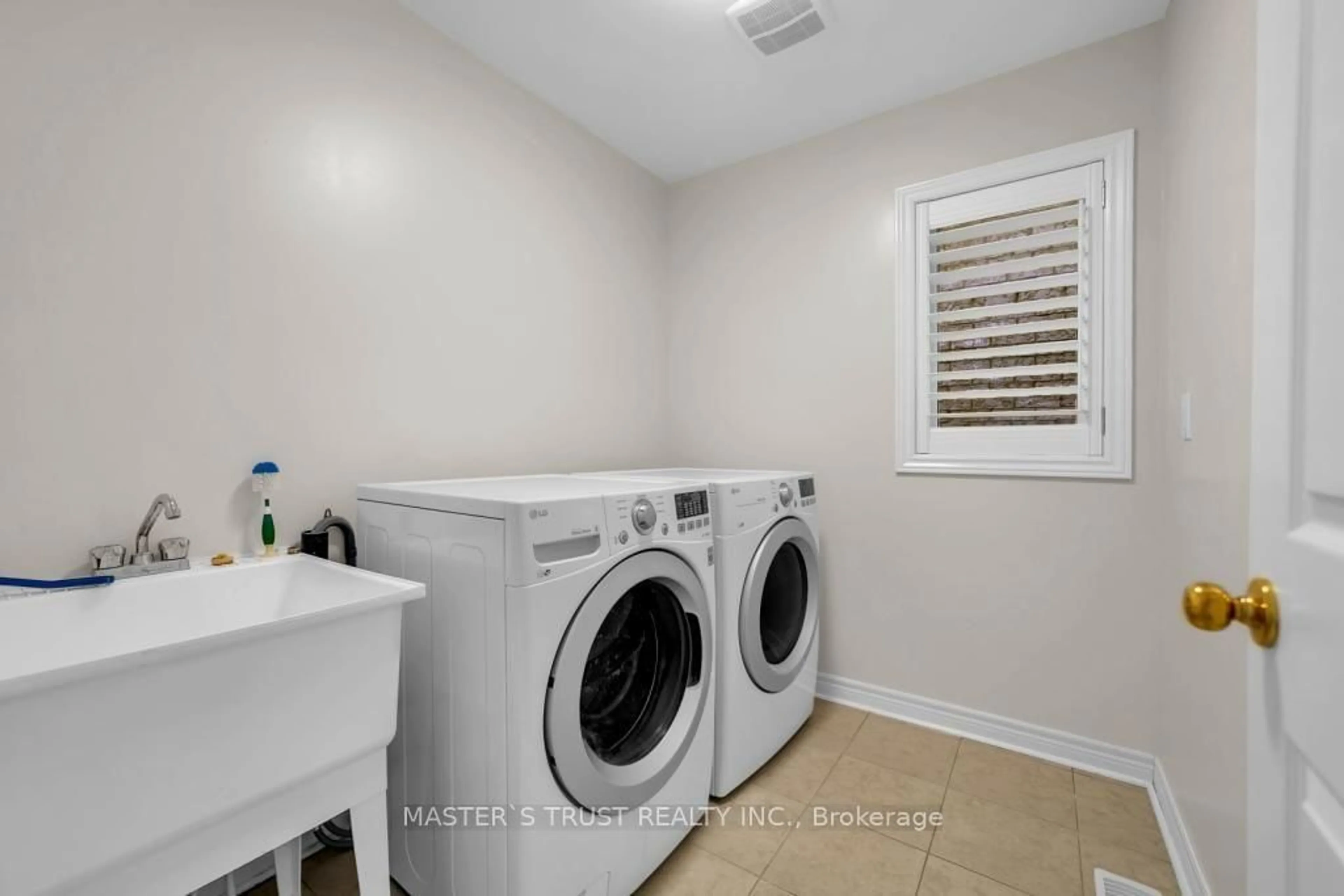 Laundry room for 114 Herefordshire Cres, East Gwillimbury Ontario L9N 0B4