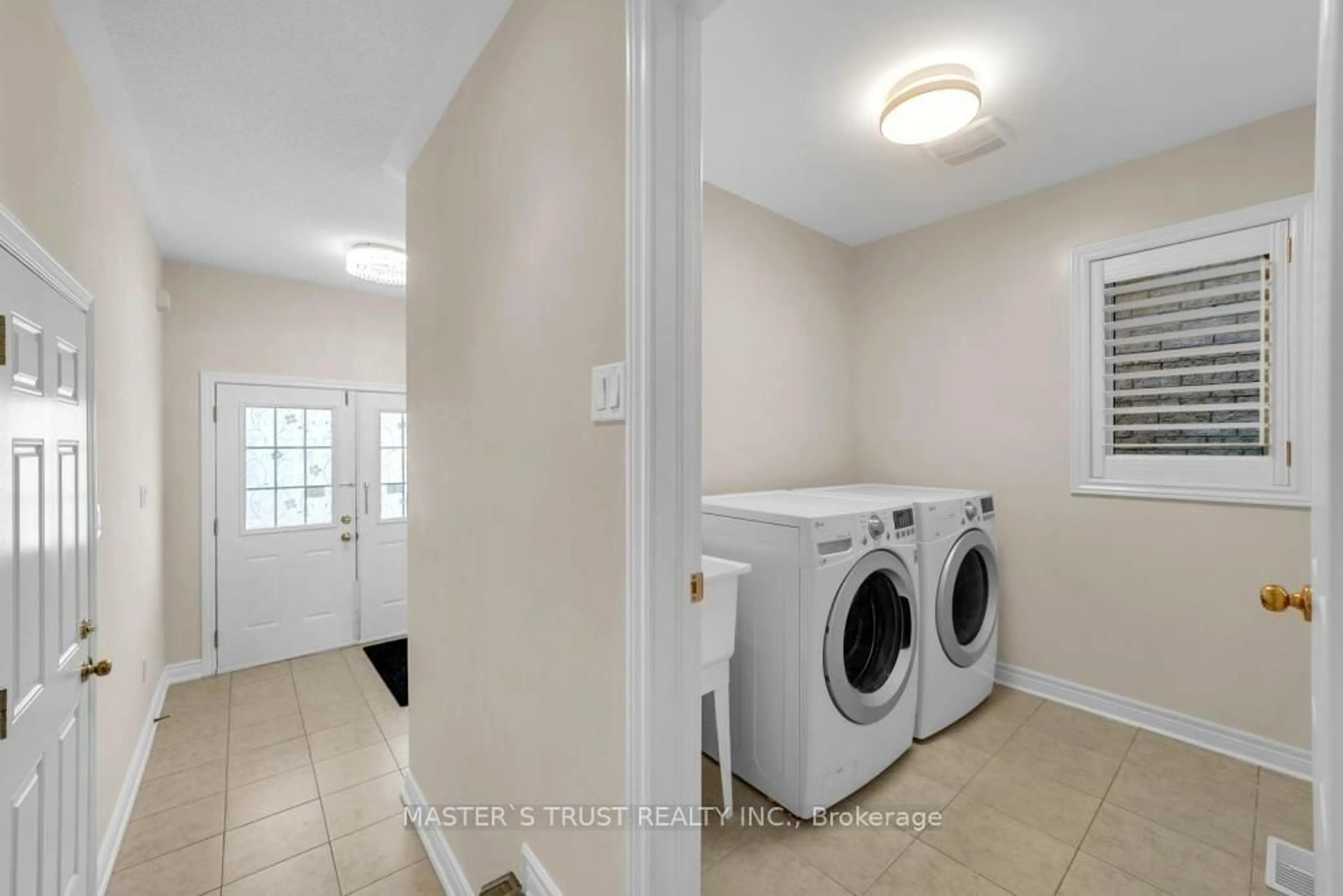 Laundry room for 114 Herefordshire Cres, East Gwillimbury Ontario L9N 0B4