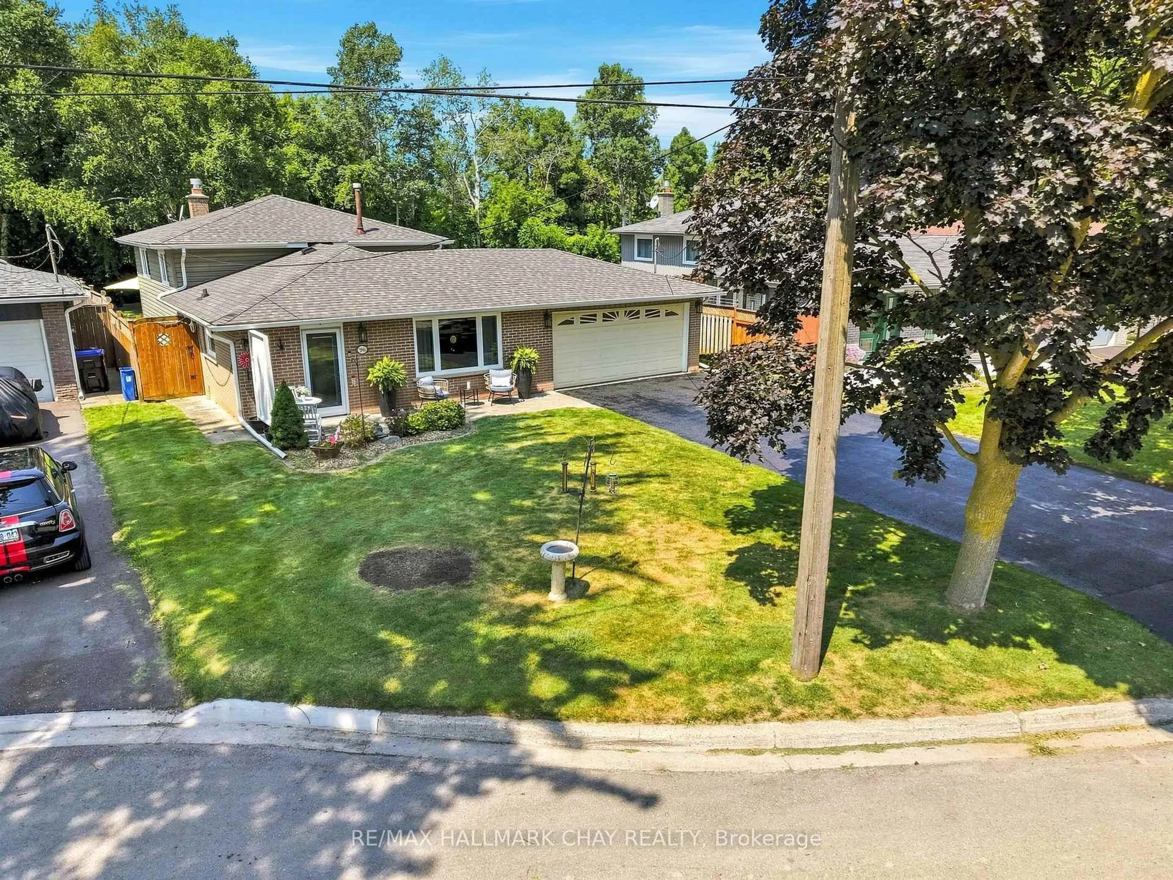A pic from outside/outdoor area/front of a property/back of a property/a pic from drone, street for 96 Maple Ave, New Tecumseth Ontario L0G 1A0