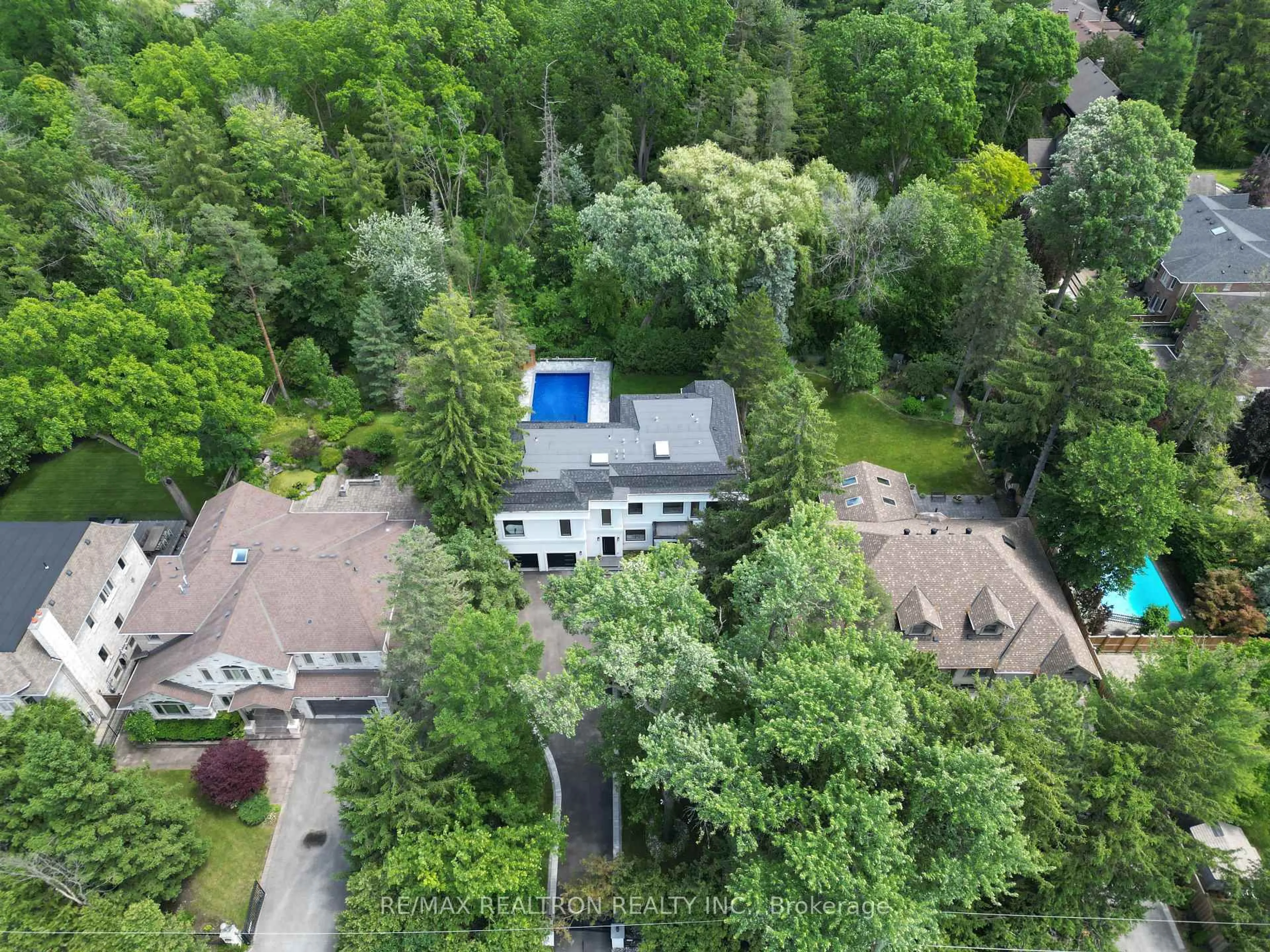 A pic from outside/outdoor area/front of a property/back of a property/a pic from drone, forest/trees view for 41 Sprucewood Dr, Markham Ontario L3T 2P8