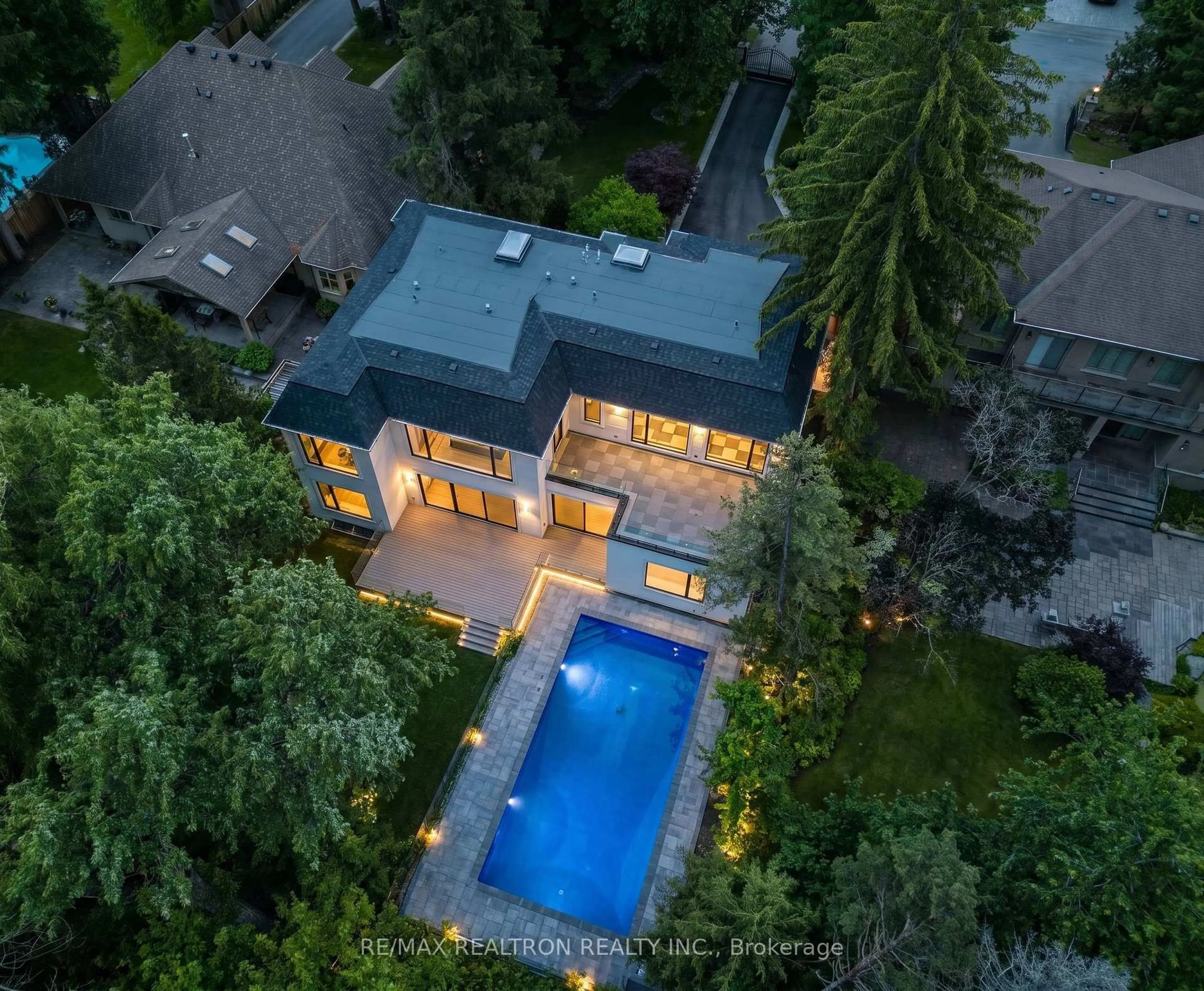 A pic from outside/outdoor area/front of a property/back of a property/a pic from drone, unknown for 41 Sprucewood Dr, Markham Ontario L3T 2P8