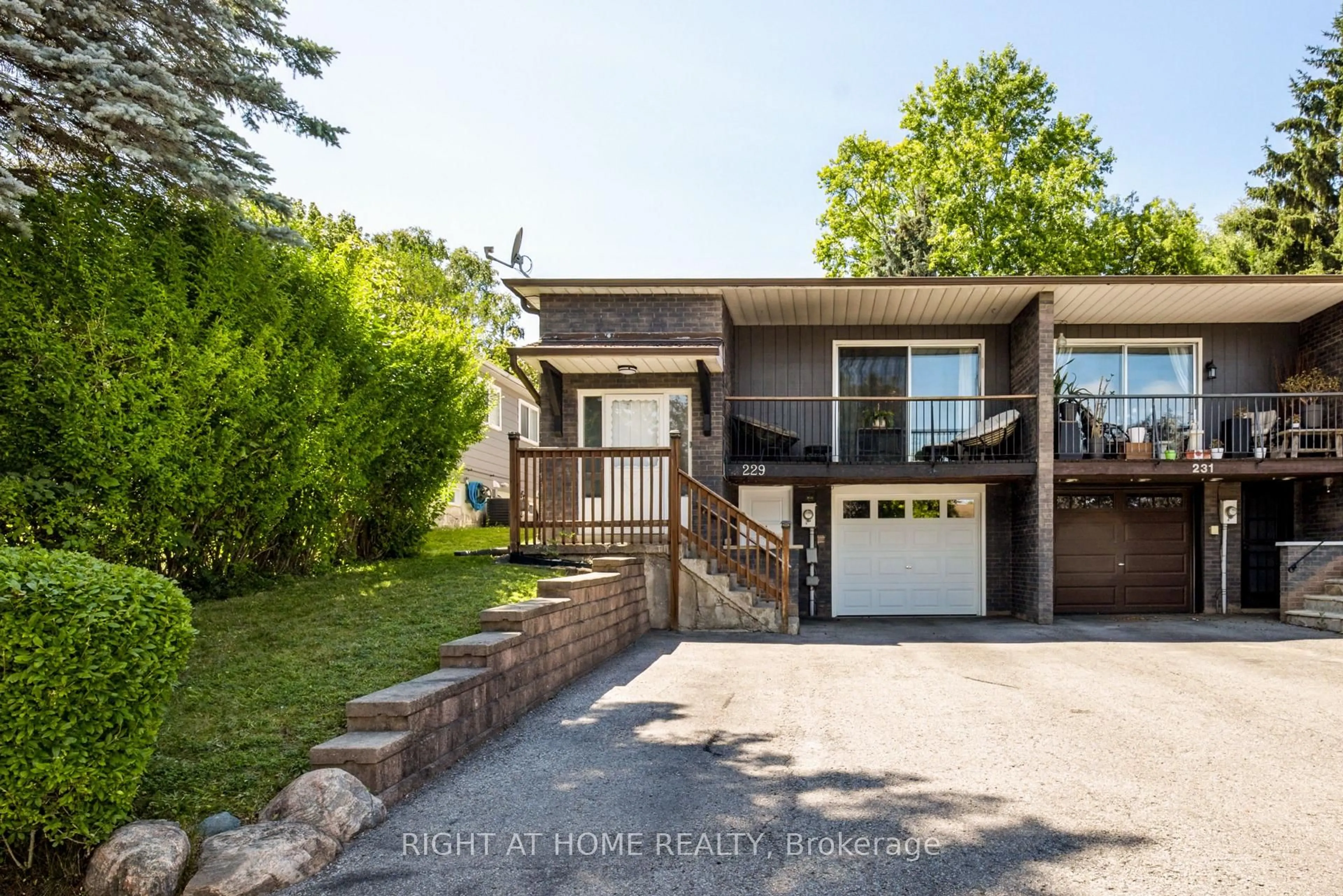 Home with brick exterior material, street for 229 Britannia Ave, Bradford West Gwillimbury Ontario L3Z 1A4