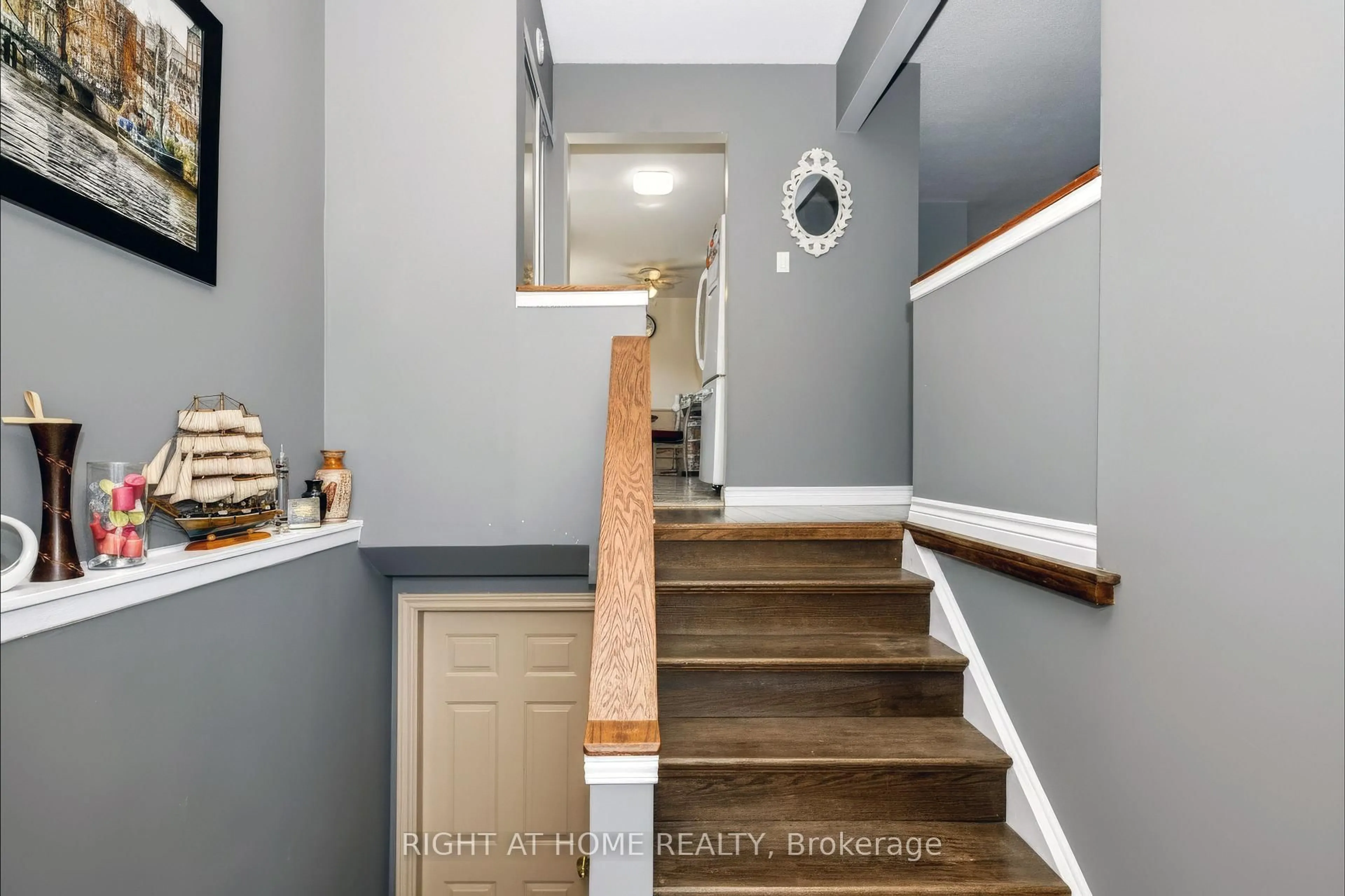 Indoor entryway for 229 Britannia Ave, Bradford West Gwillimbury Ontario L3Z 1A4