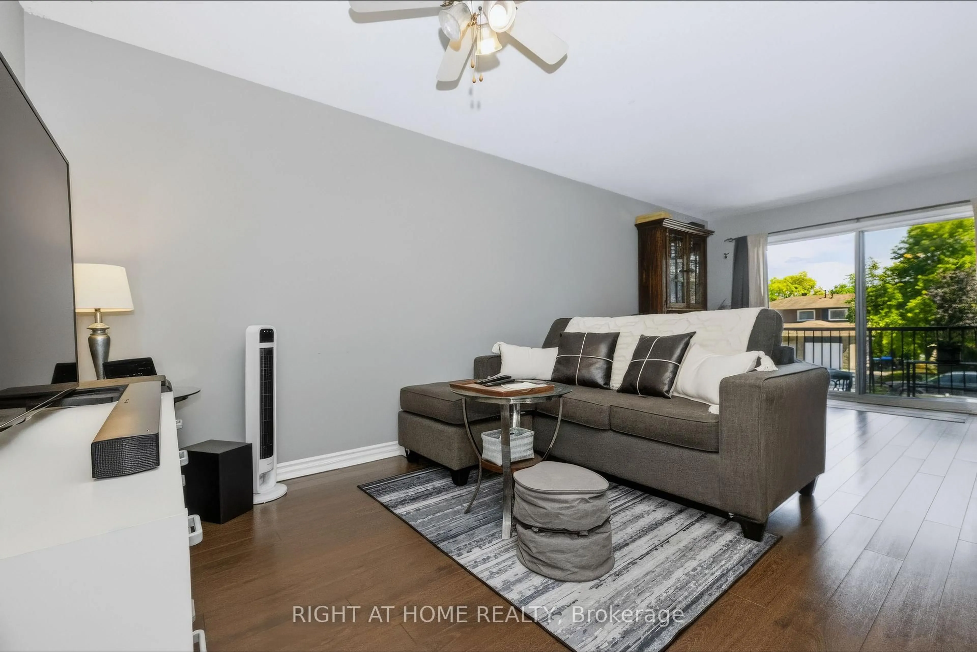 Living room with furniture, unknown for 229 Britannia Ave, Bradford West Gwillimbury Ontario L3Z 1A4