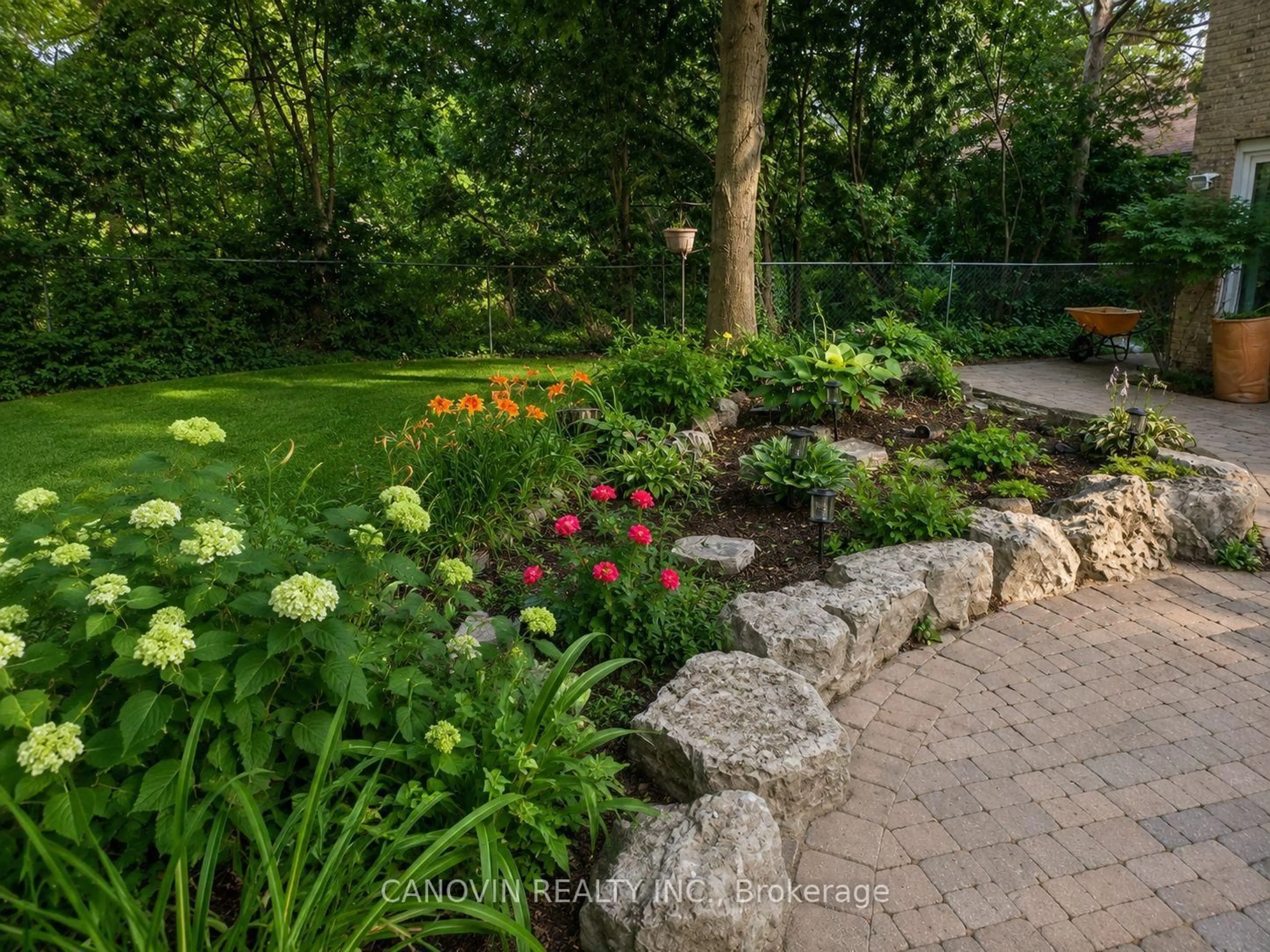 Patio, street for 183 St. Anthony's Crt, Richmond Hill Ontario L4C 4T4