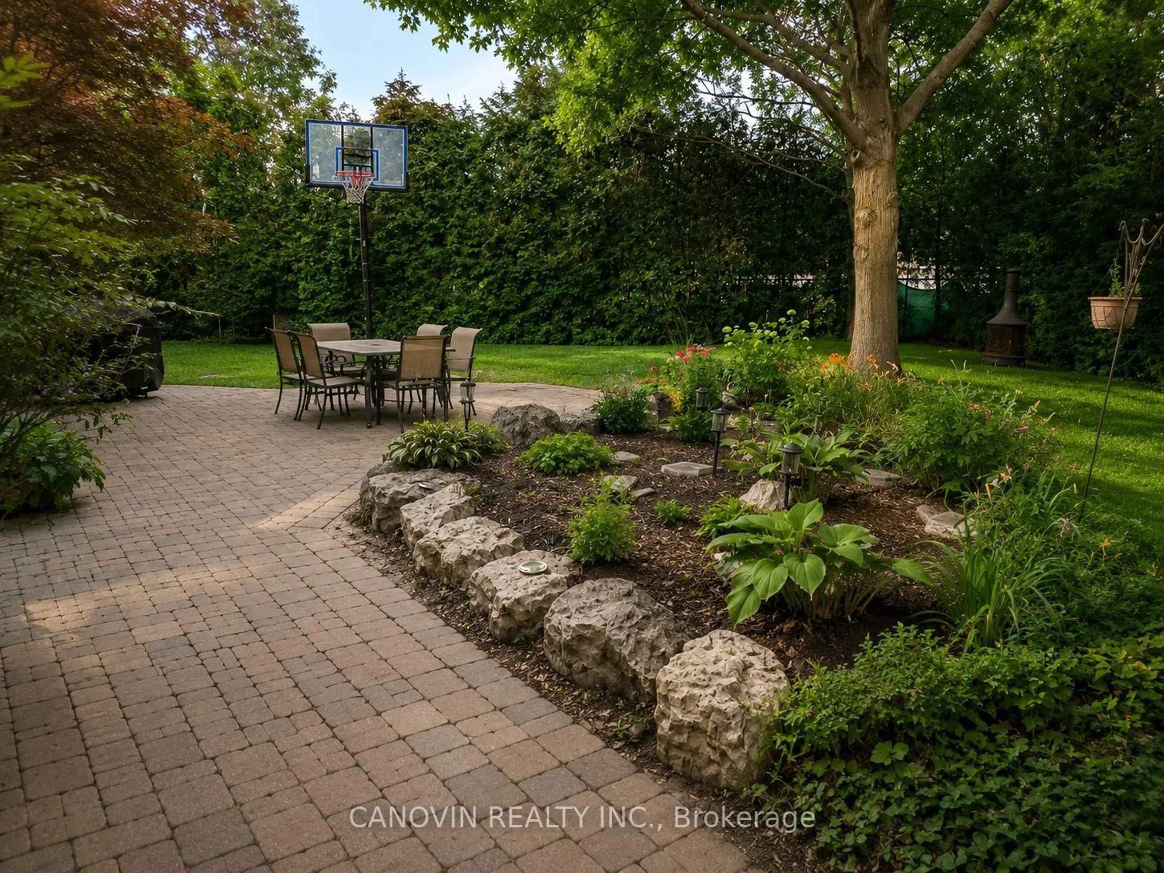 Patio, street for 183 St. Anthony's Crt, Richmond Hill Ontario L4C 4T4