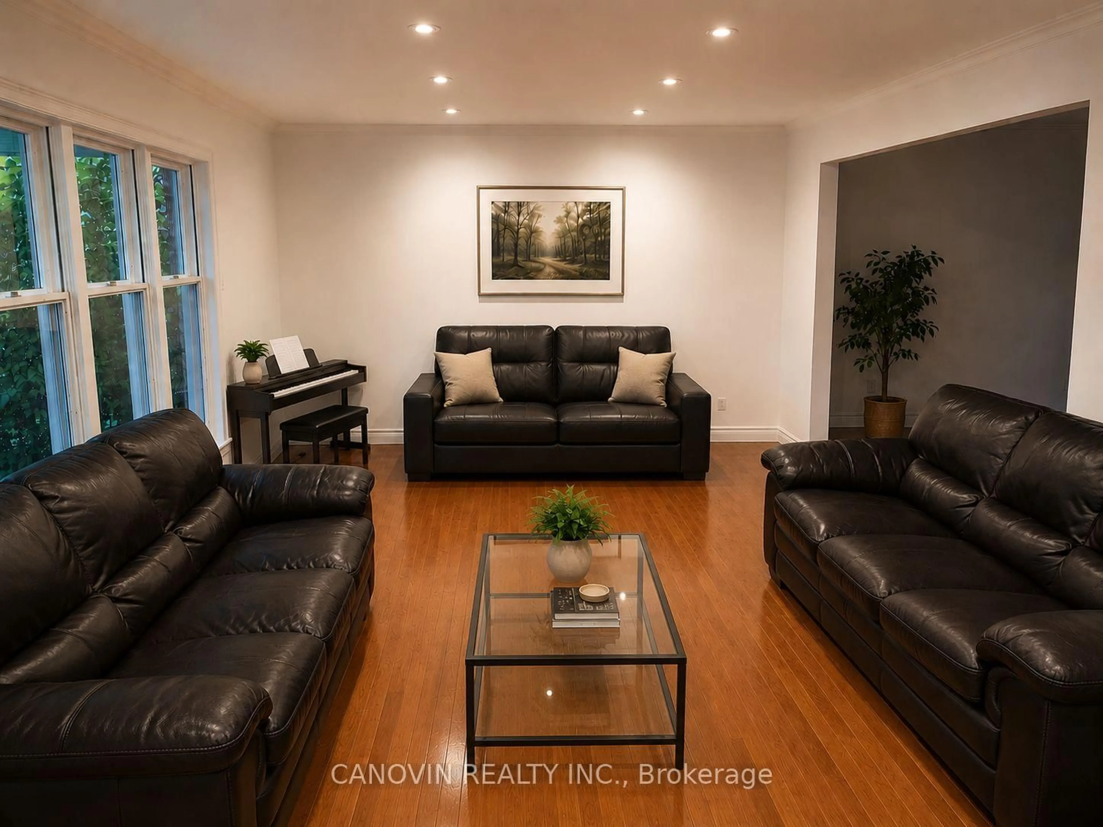 Living room with furniture, unknown for 183 St. Anthony's Crt, Richmond Hill Ontario L4C 4T4