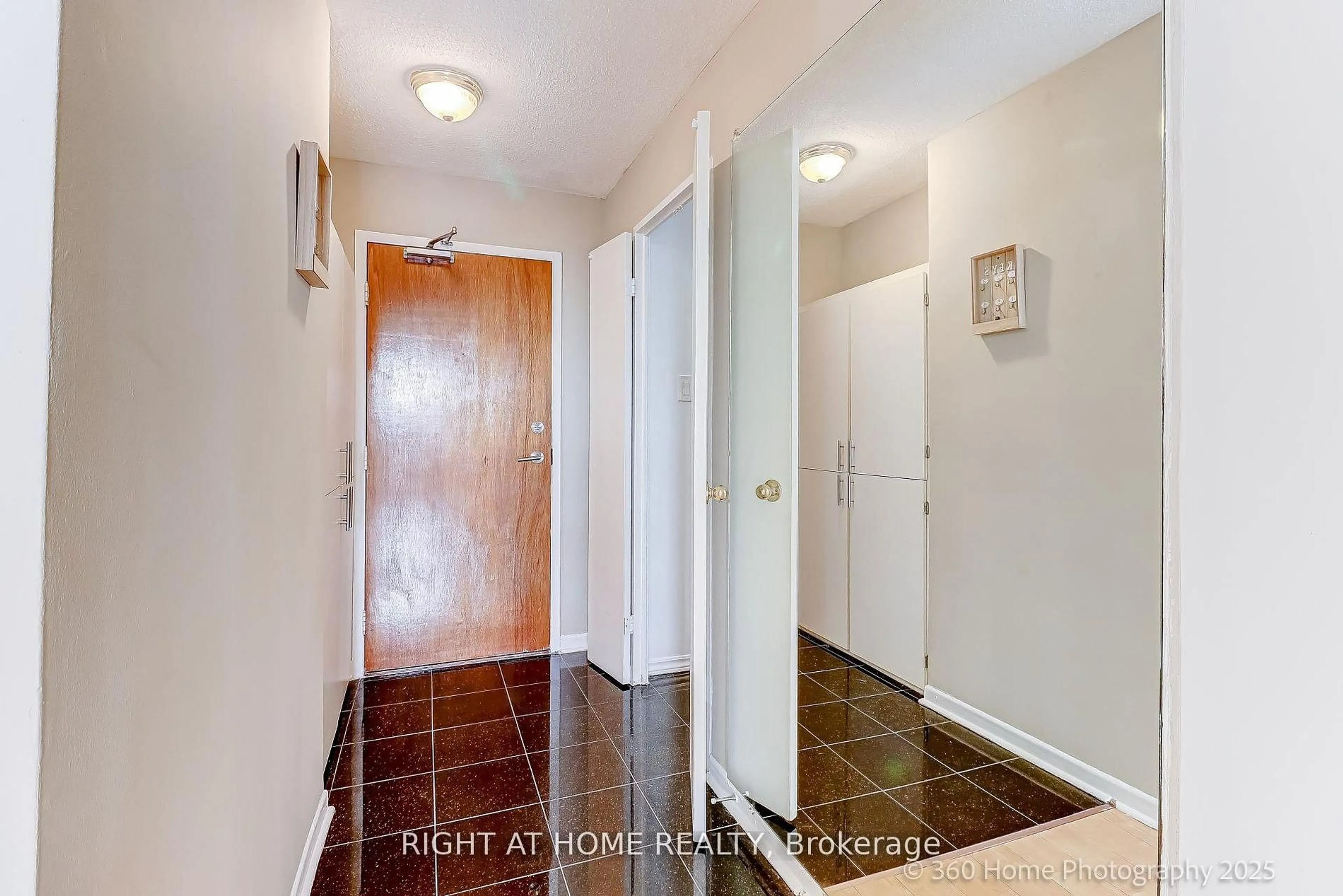 Indoor entryway for 1 Royal Orchard Blvd #1107, Markham Ontario L3T 3C2