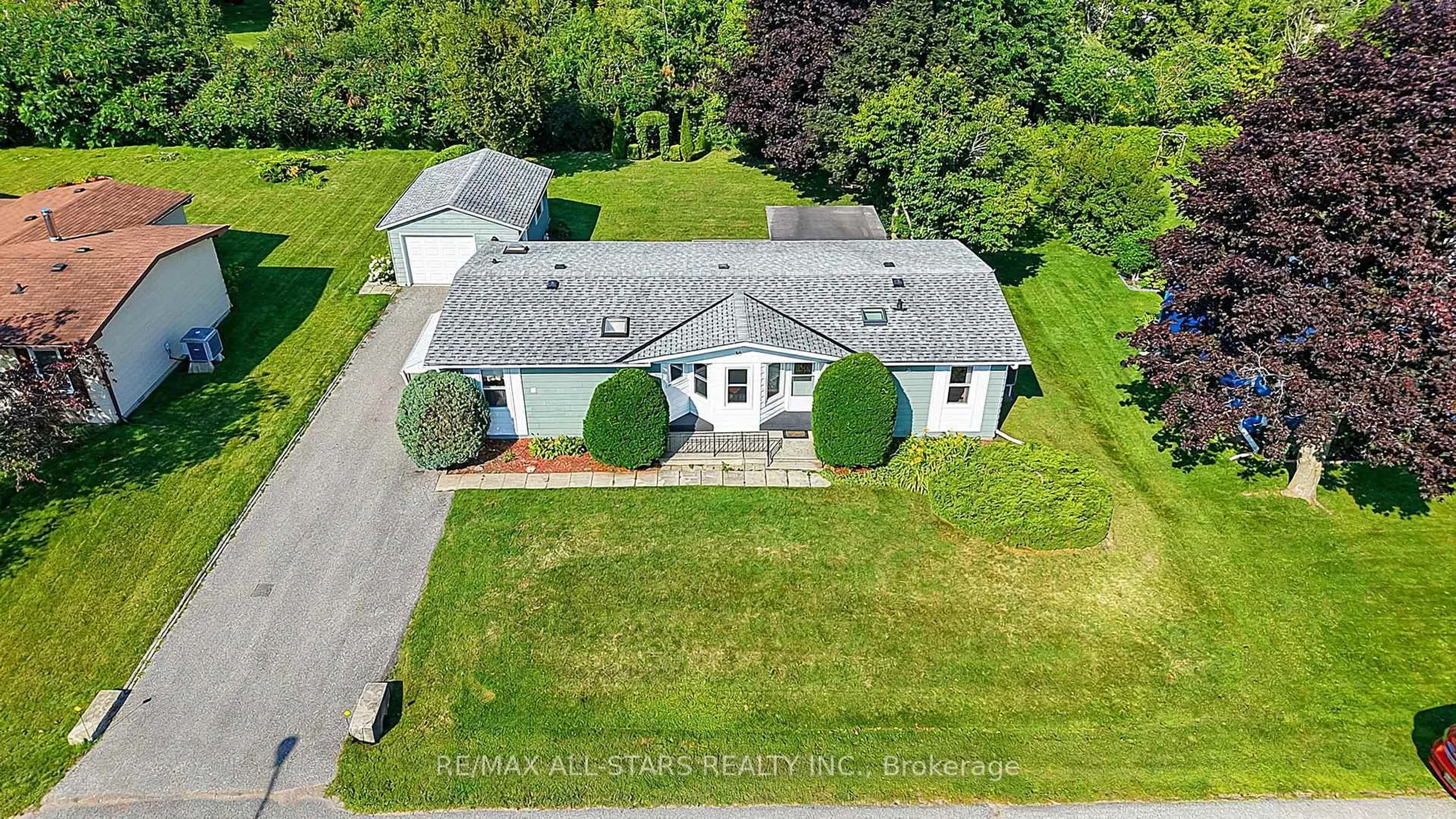 A pic from outside/outdoor area/front of a property/back of a property/a pic from drone, building for 30 Damsel Circ, Georgina Ontario L0E 1R0