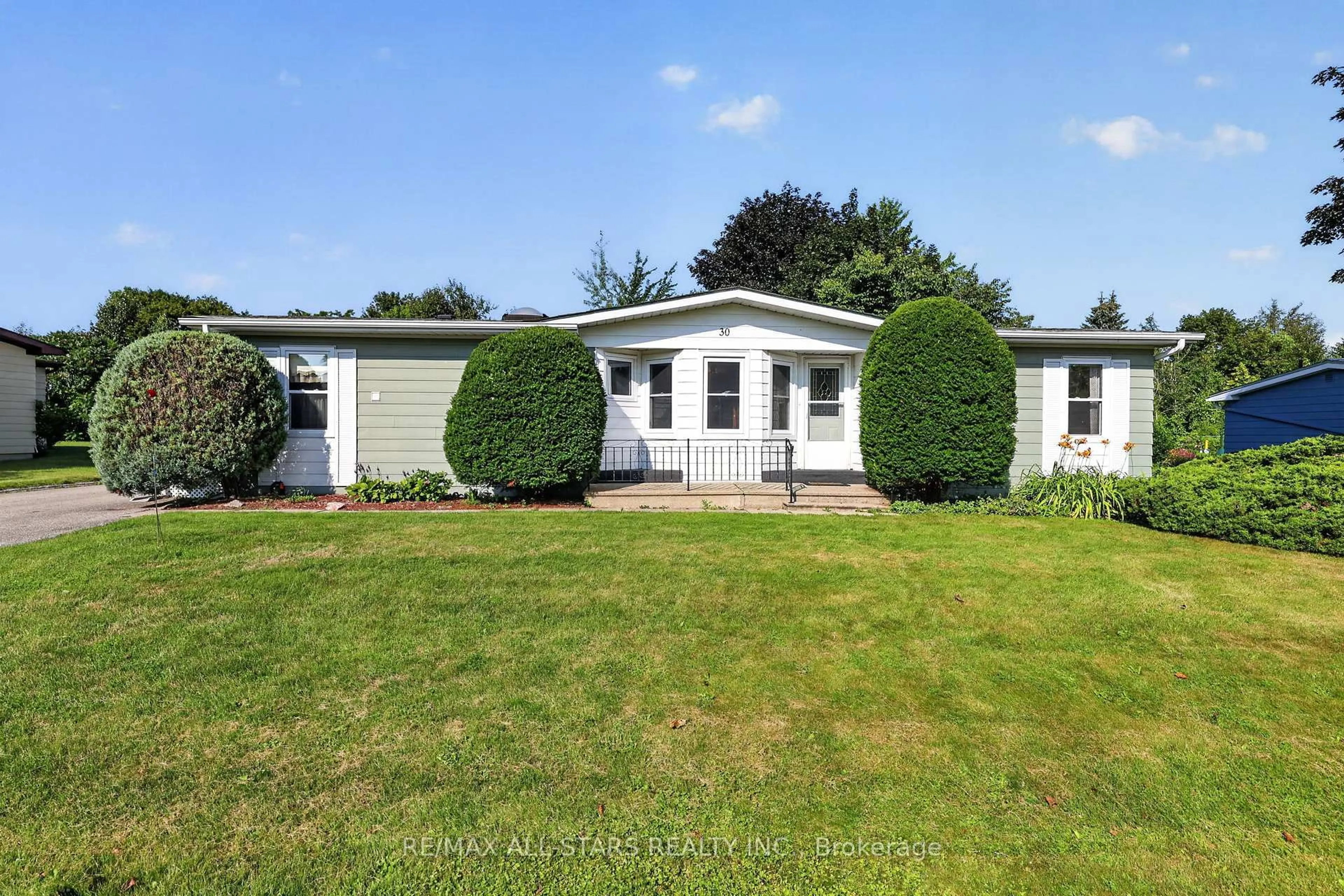 Home with vinyl exterior material, unknown for 30 Damsel Circ, Georgina Ontario L0E 1R0