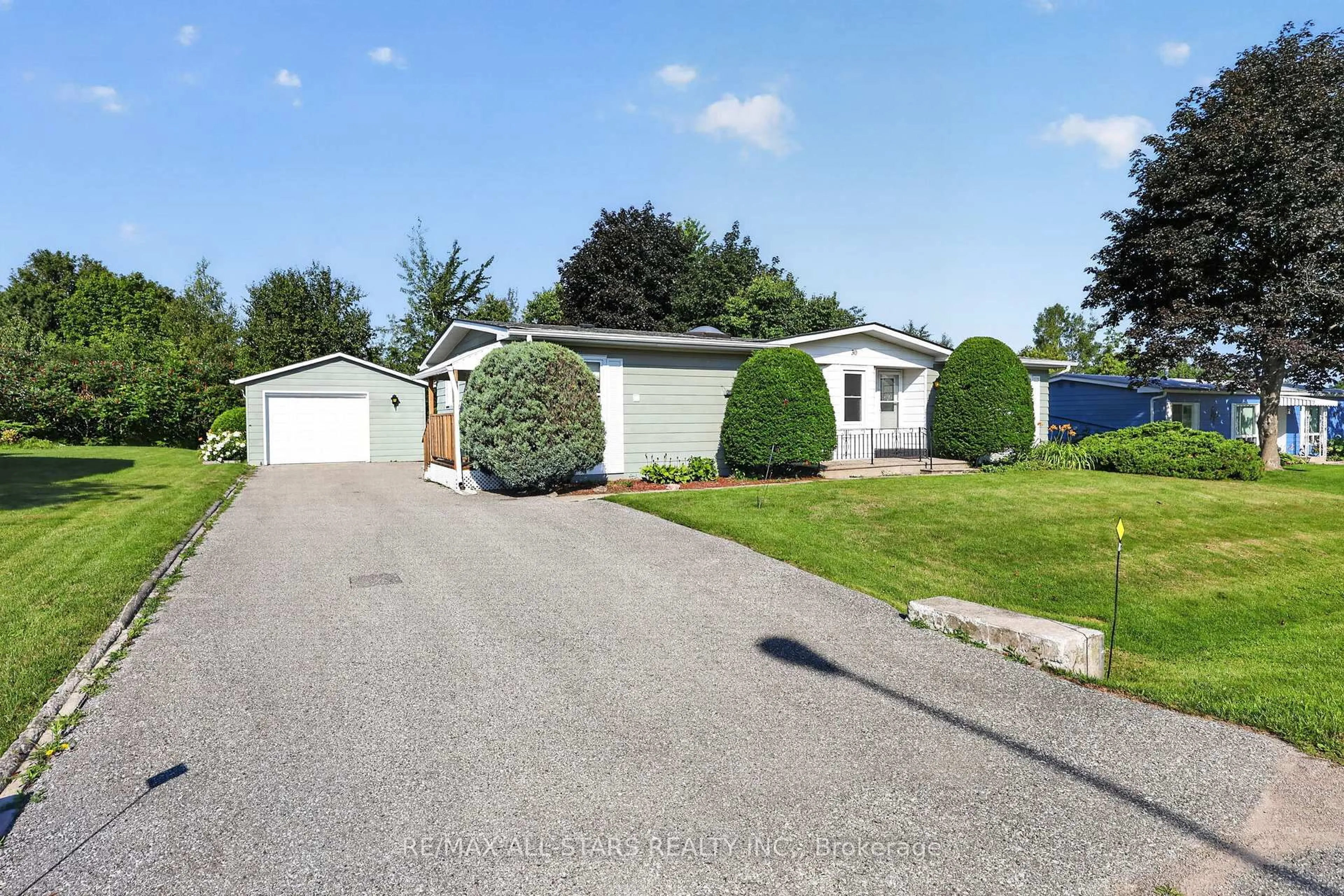 A pic from outside/outdoor area/front of a property/back of a property/a pic from drone, street for 30 Damsel Circ, Georgina Ontario L0E 1R0