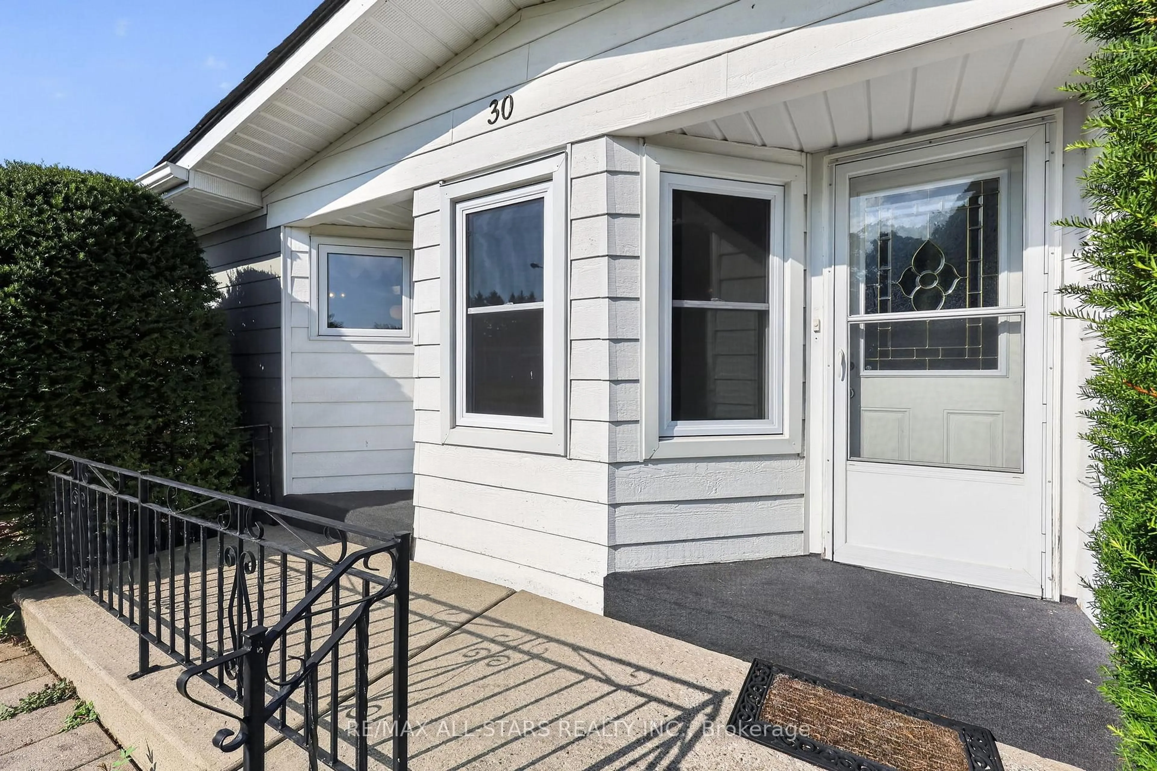 Home with vinyl exterior material, street for 30 Damsel Circ, Georgina Ontario L0E 1R0