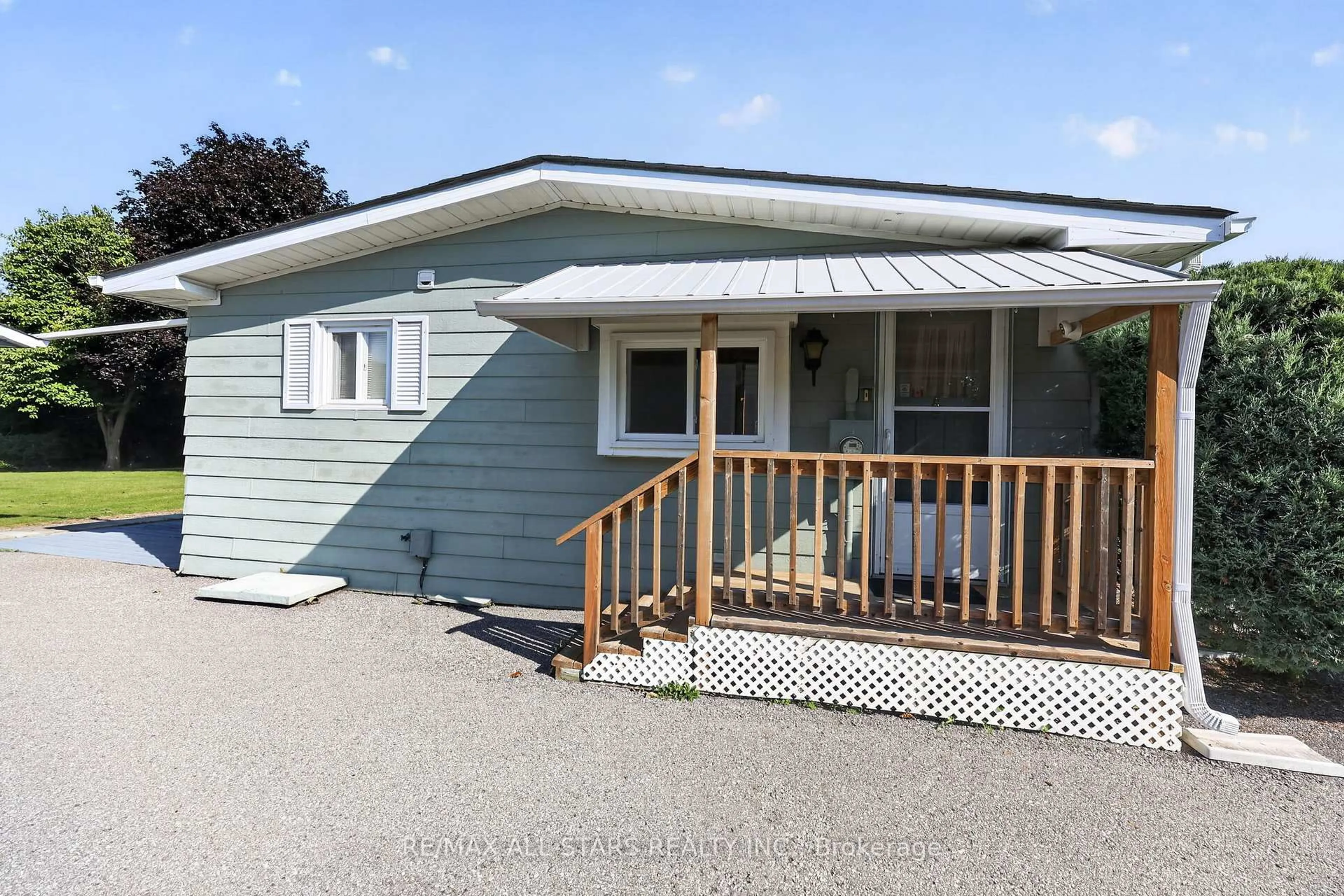 Home with vinyl exterior material, street for 30 Damsel Circ, Georgina Ontario L0E 1R0