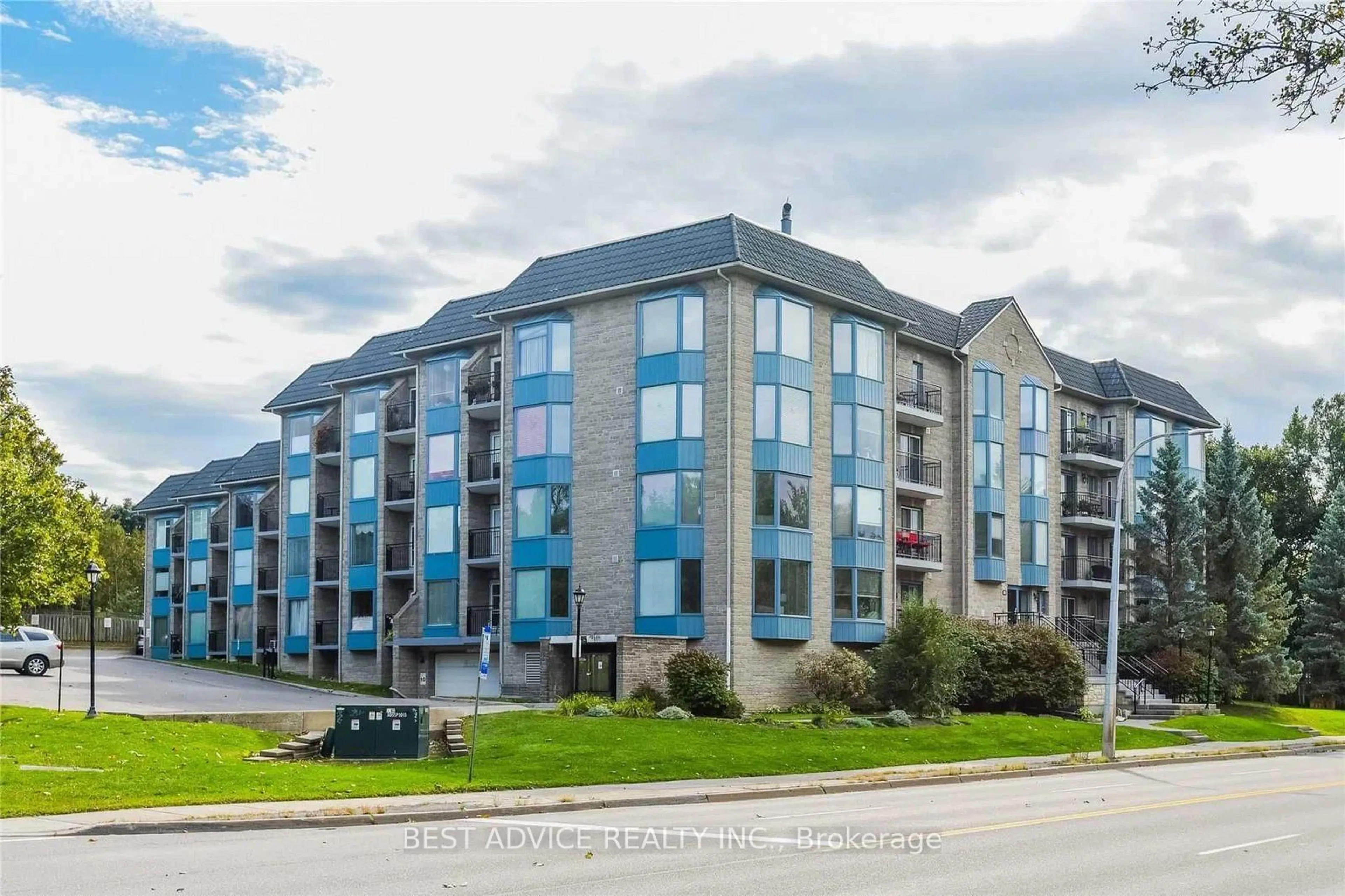 A pic from outside/outdoor area/front of a property/back of a property/a pic from drone, building for 85 Wellington St #104, Aurora Ontario L4G 2P2